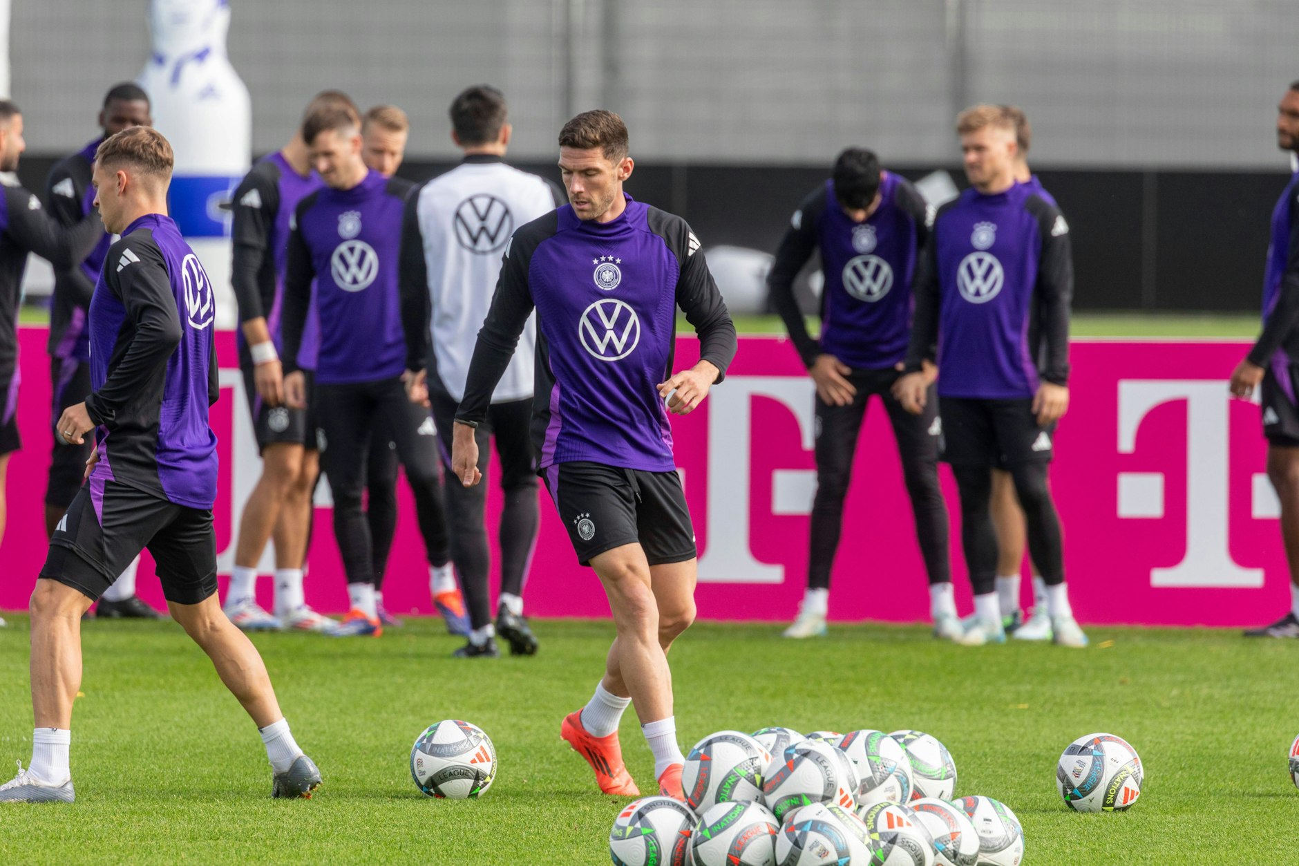 Robin Gosens (M.) trainierte nach seiner Nachnominierung bereits am Dienstag mit der Nationalmannschaft.