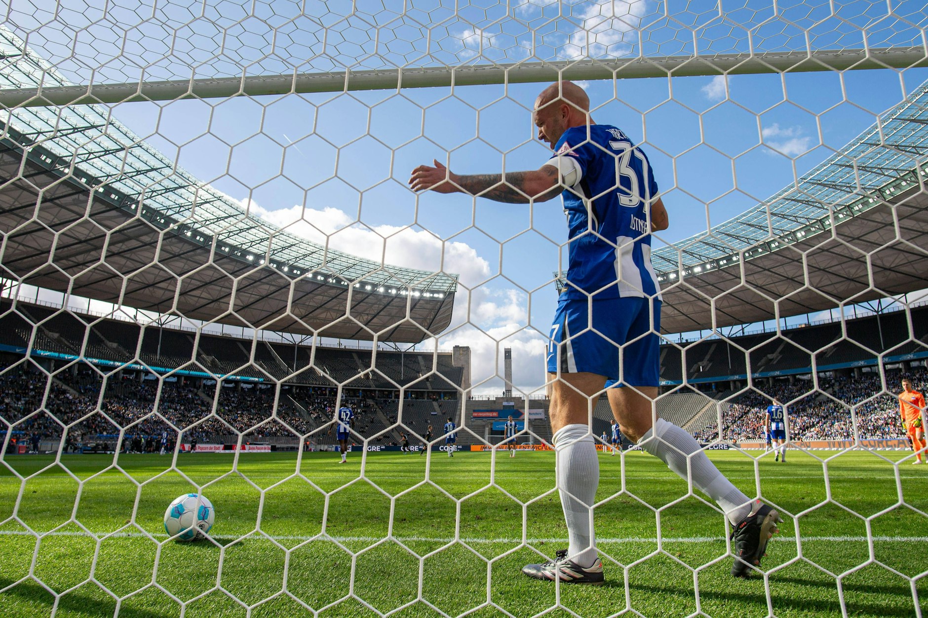 Wieder mal hat es bei Hertha eingeschlagen, zuletzt im Olympiastadion gegen Elversberg gleich viermal. Kapitän Toni Leistner kann nur noch den Ball aus dem Netz holen.
