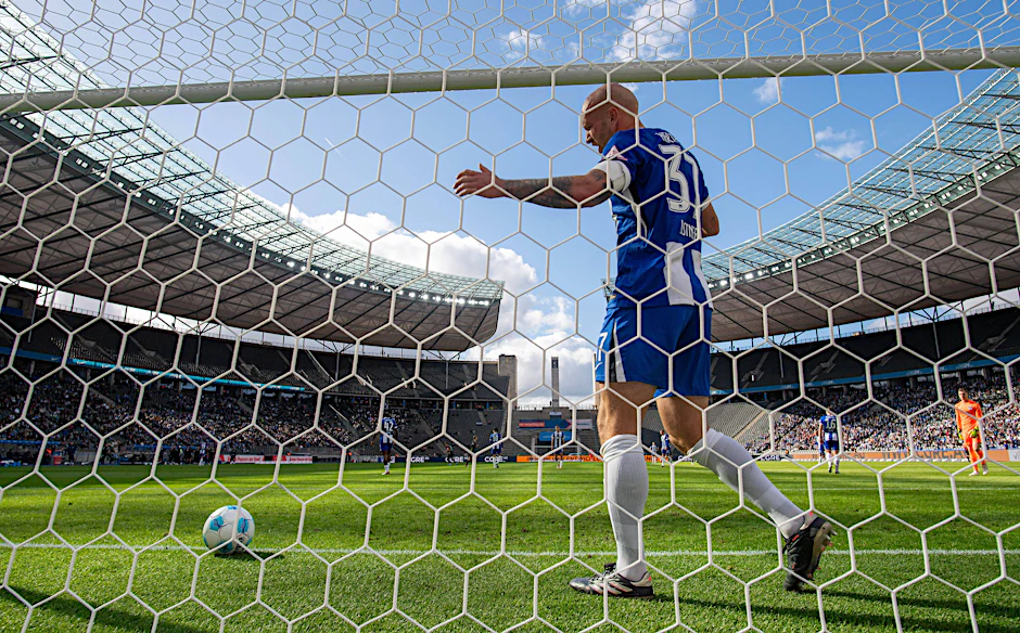 Wieder mal hat es bei Hertha eingeschlagen, zuletzt im Olympiastadion gegen Elversberg gleich viermal. Kapitän Toni Leistner kann nur noch den Ball aus dem Netz holen.