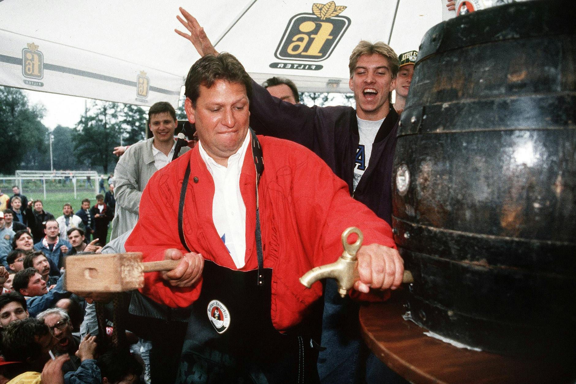 Mit Trainer Frank Pagelsdorf (xx) stieg der 1. FC Union in der Saison 1992/93 in die Zweite Liga auf. Doch eine gefälschte Bürgschaft führte zum Lizenzentzug. 