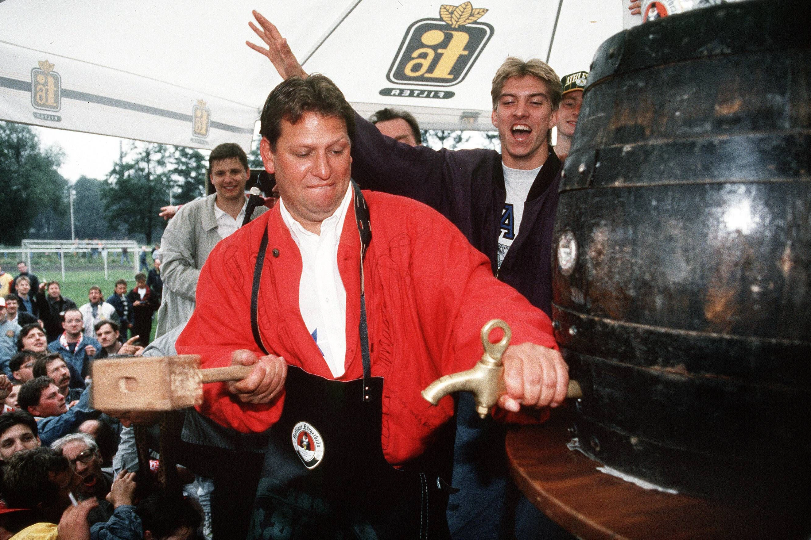 Mit Trainer Frank Pagelsdorf (xx) stieg der 1. FC Union in der Saison 1992/93 in die Zweite Liga auf. Doch eine gefälschte Bürgschaft führte zum Lizenzentzug.&nbsp;