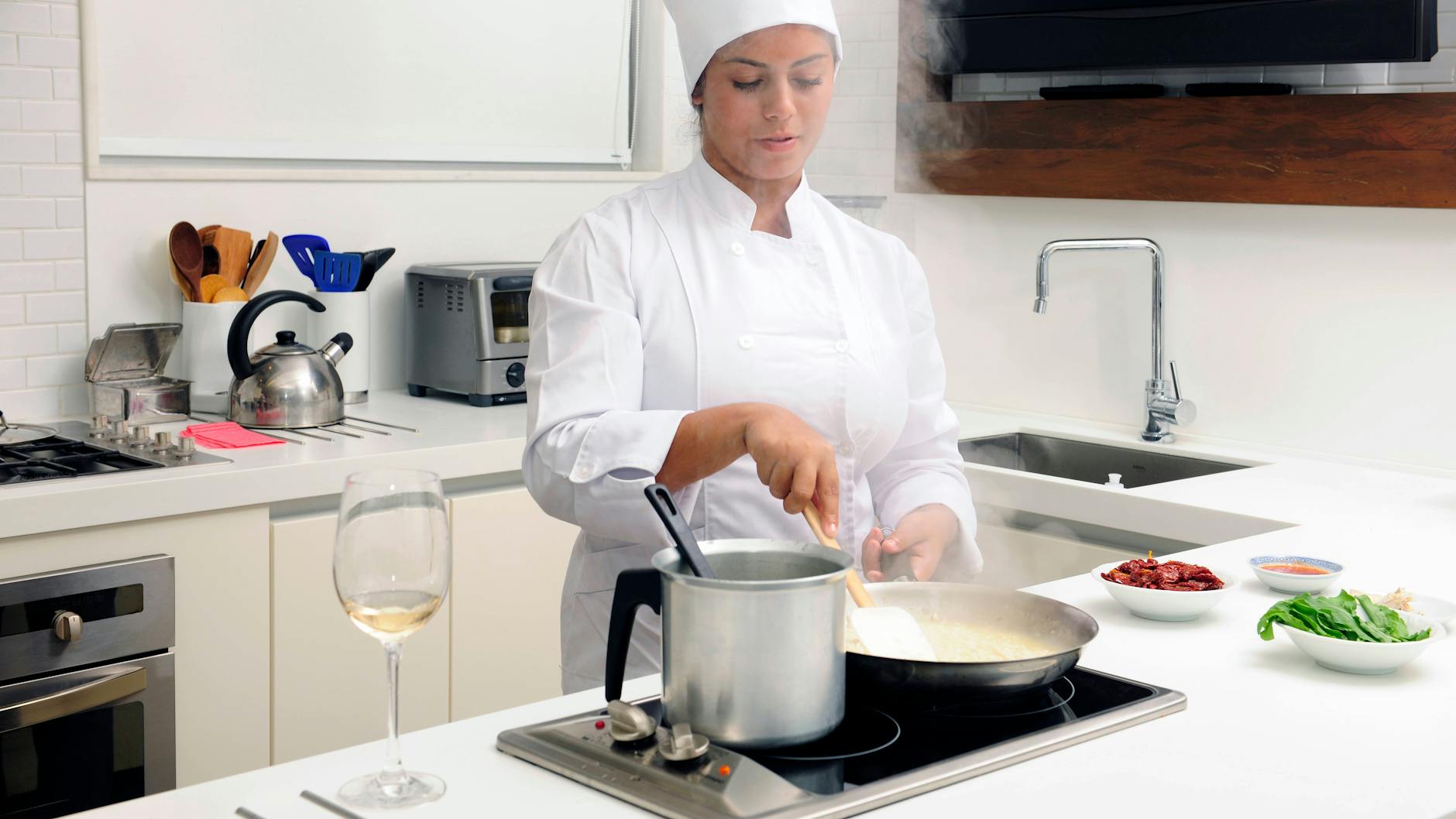Für ein cremiges Risotto ist es wichtig, die Brühe nach und nach zuzugeben und jeweils einkochen zu lassen. Und die Brühe muss heiß sein.
