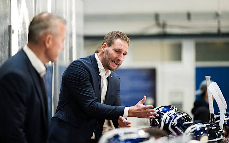 Eisbären-Cheftrainer Serge Aubin (l.) hat volles Vertrauen, wenn sein Assistent André Rankel den Spielern Anweisungen gibt.