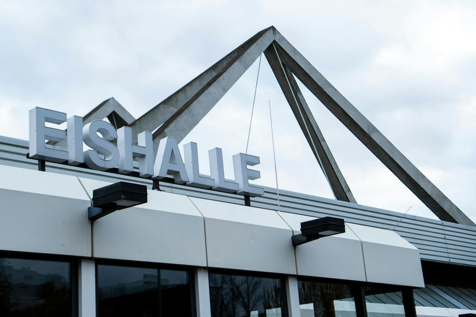 Der Eingang zum Erika-Heß-Eisstadion im Ortsteil Wedding in Berlin-Mitte. 