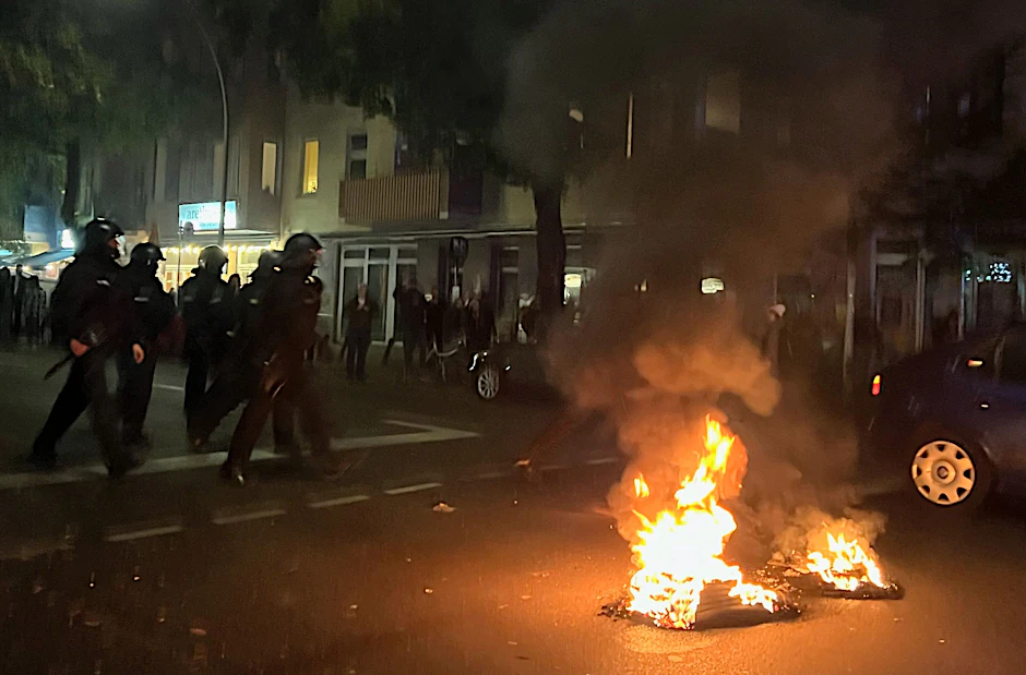 Am späten Montagabend brannten im Berliner Bezirk Neukölln Reifen und andere Gegenstände.
