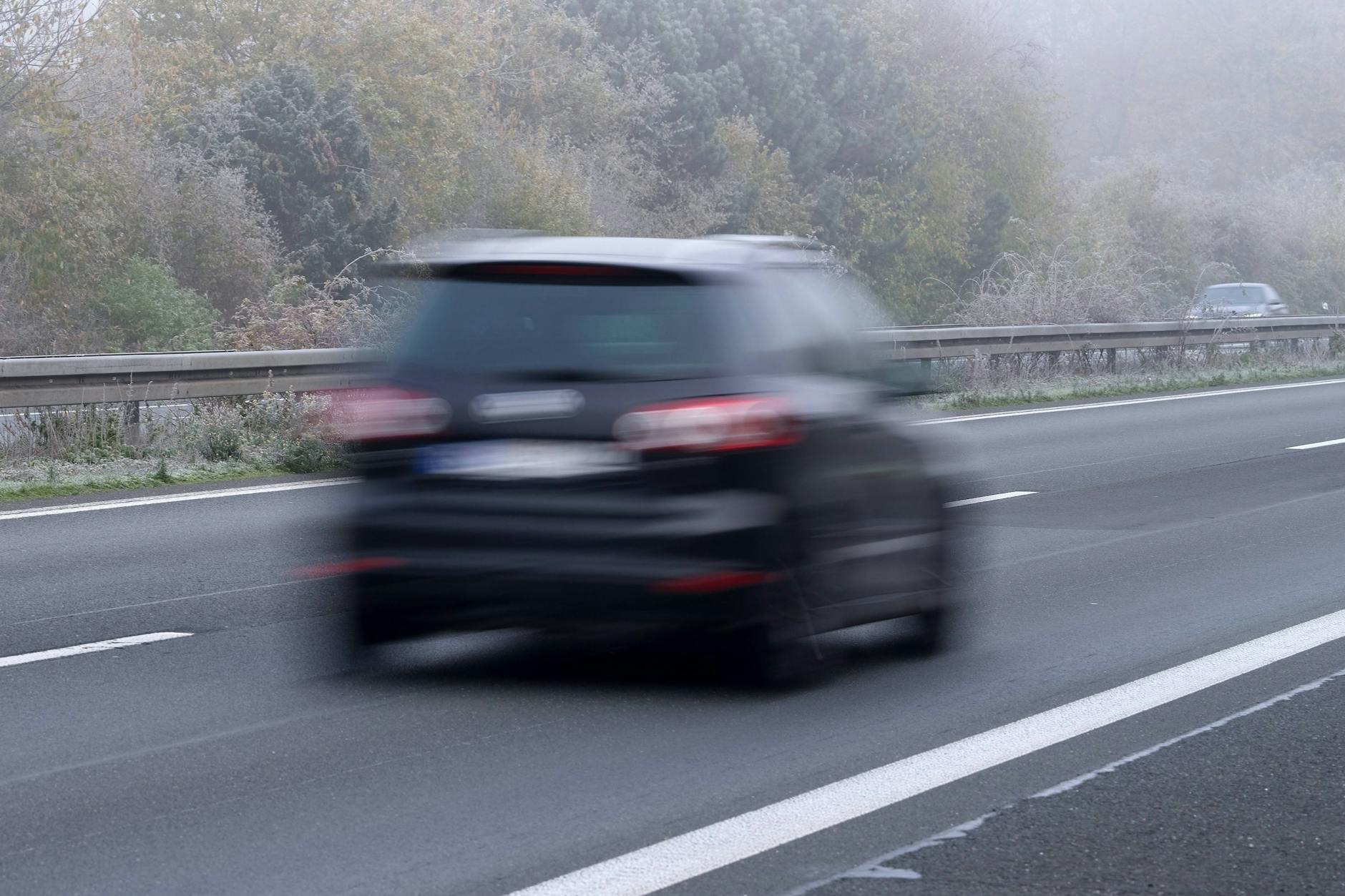 Rasendes Auto auf einer Autobahn (Symbolfoto)
