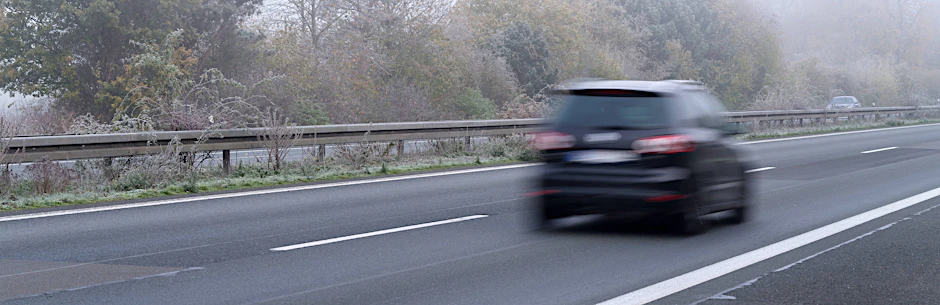 Rasendes Auto auf einer Autobahn (Symbolfoto)