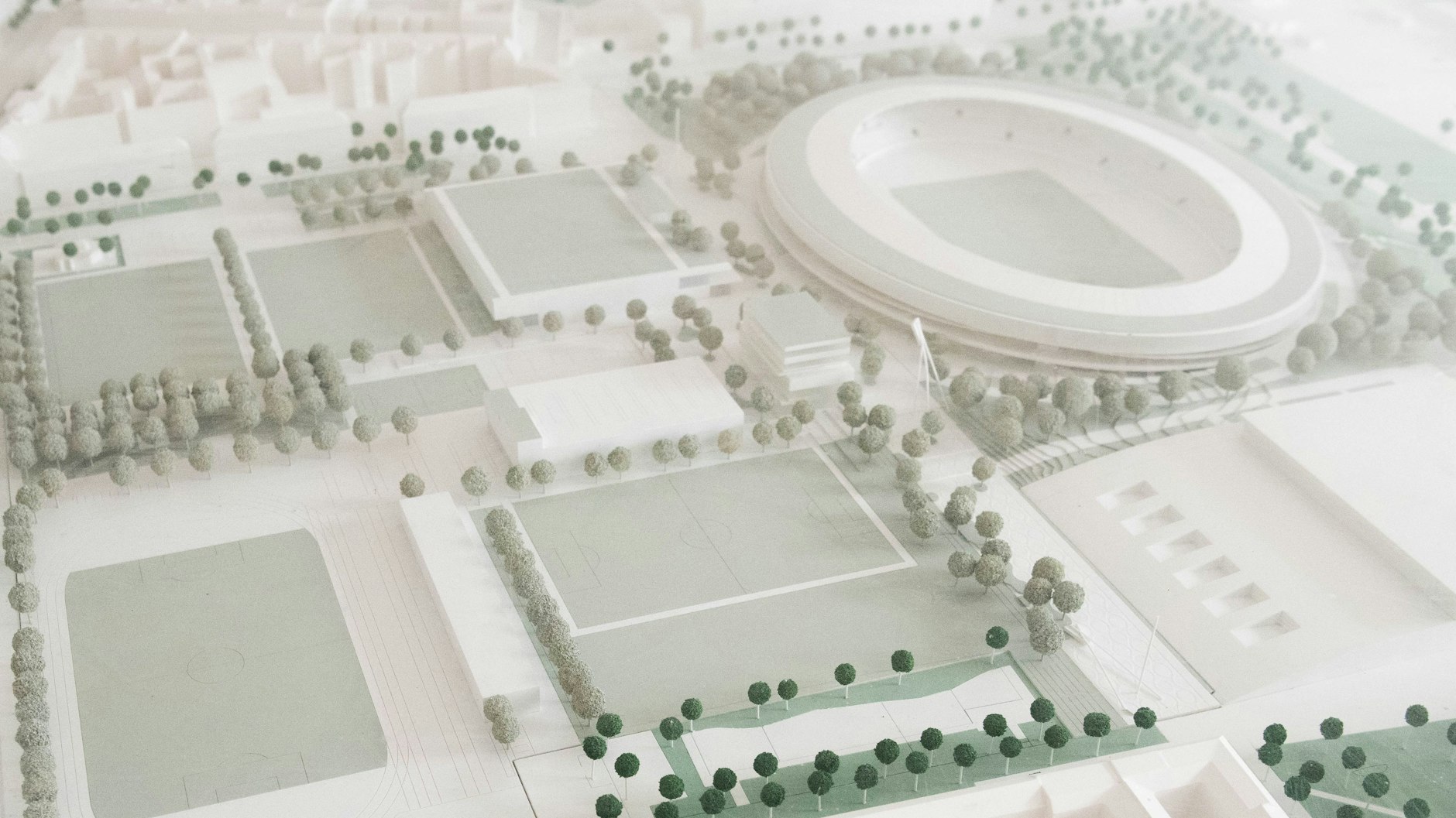 Ein Modell zeigt, wie der umgebaute Friedrich-Ludwig-Jahn Sportpark und das neue Jahnstadion aussehen sollen. Außerdem soll eine neue Multisporthalle entstehen.