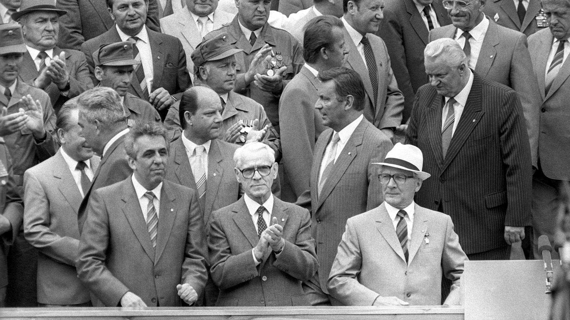 DDR 1986: Willi Stoph (unten Mitte) bei einer Parade in Berlin neben Erich Honecker (r.) und Egon Krenz.