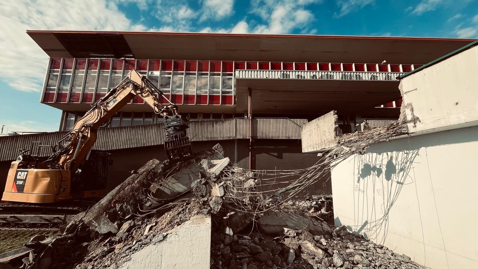 Jahnstadion in Berlin: Abriss gestartet – Bagger rollt