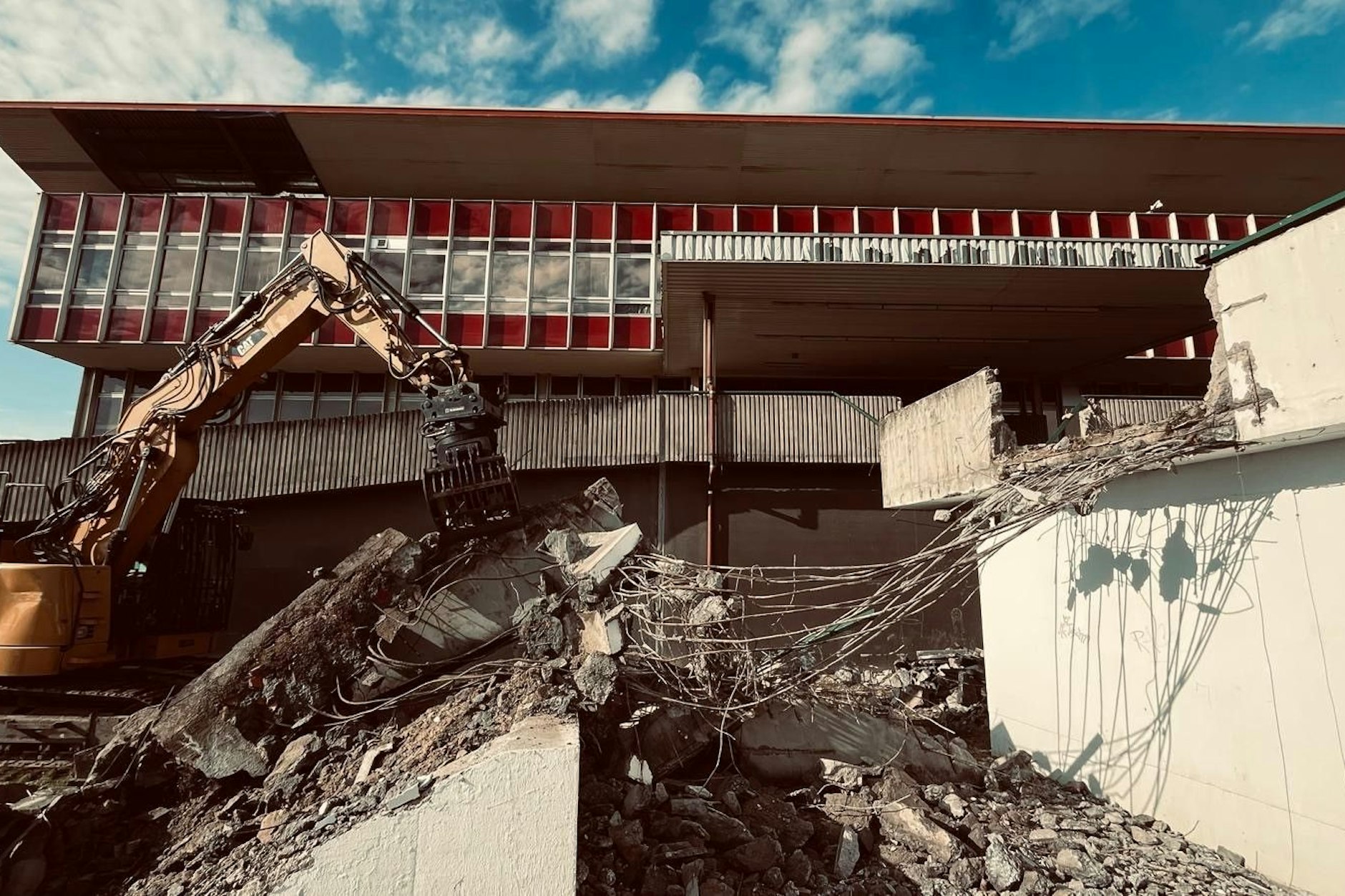 Der Abriss des Jahnsportparks hat am Dienstag begonnen.