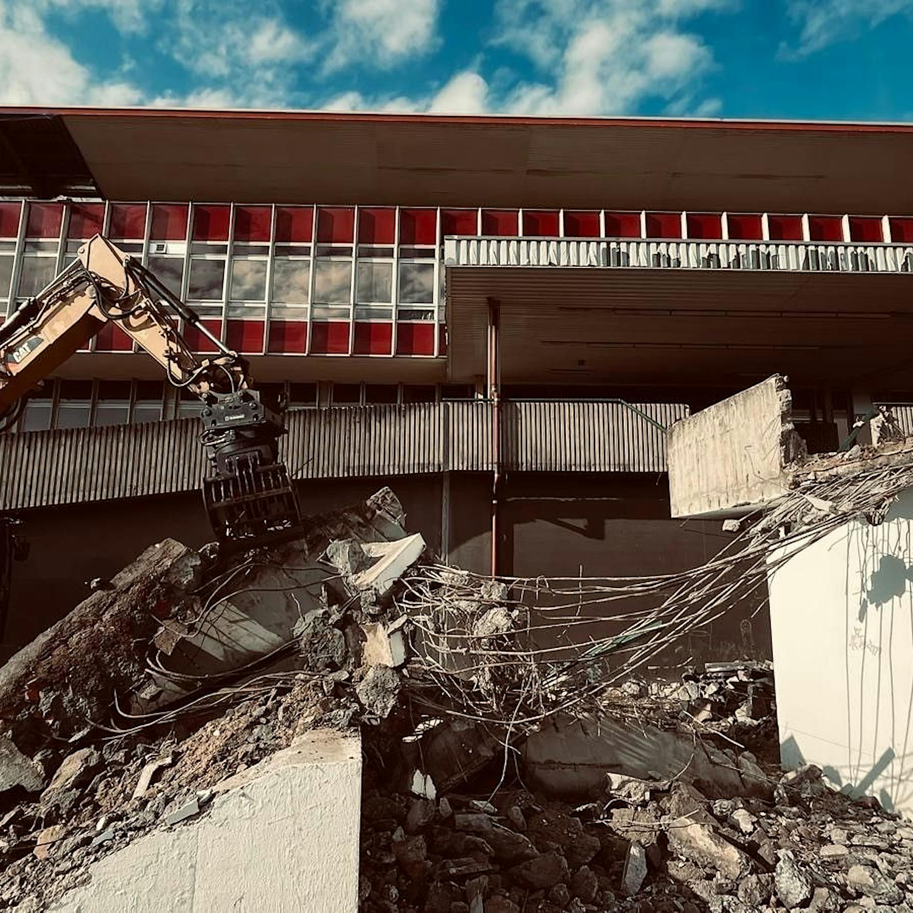 Jahnstadion in Berlin: Abriss gestartet – Bagger rollt