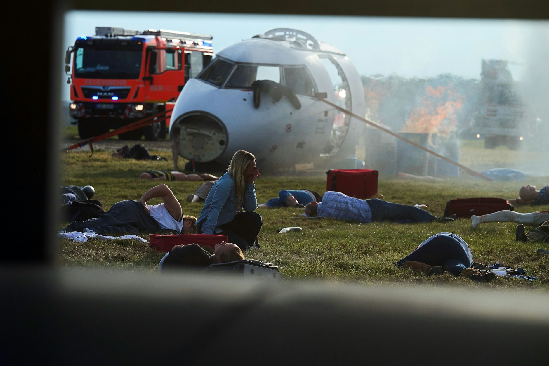 Mitarbeiter des Flughafens BER, Puppen und Statisten liegen auf der Wiese, um den Rettungseinsatz nach einem Flugzeugabsturz zu simulieren.