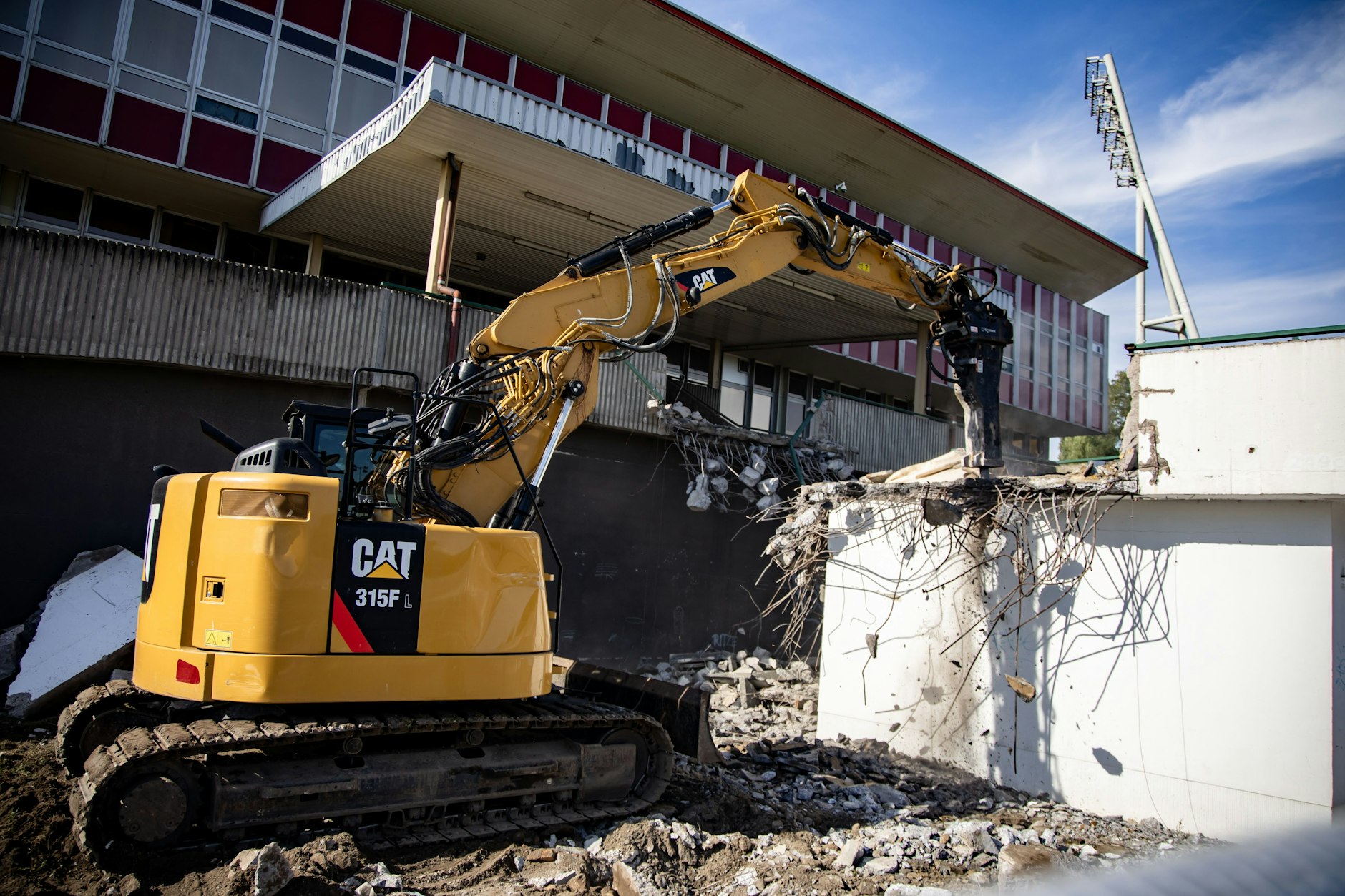 Abrissarbeiten am Friedrich-Ludwig-Jahn-Stadion: Jetzt greifen am Tribüneneingang die Bagger an.