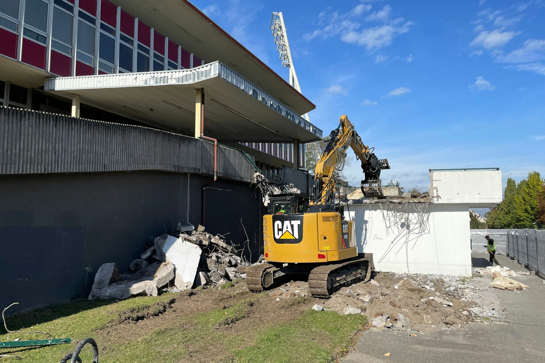 Ein Bagger während der Abrissarbeiten vor dem Jahnsportpark
