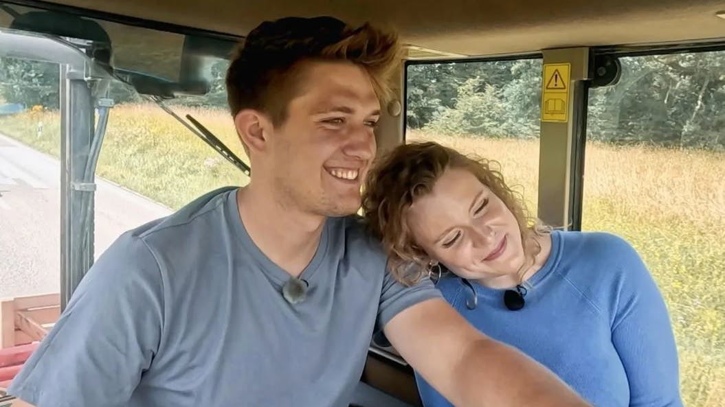 Michelle und Yannik: Schon auf der Fahrt wird gekuschelt.