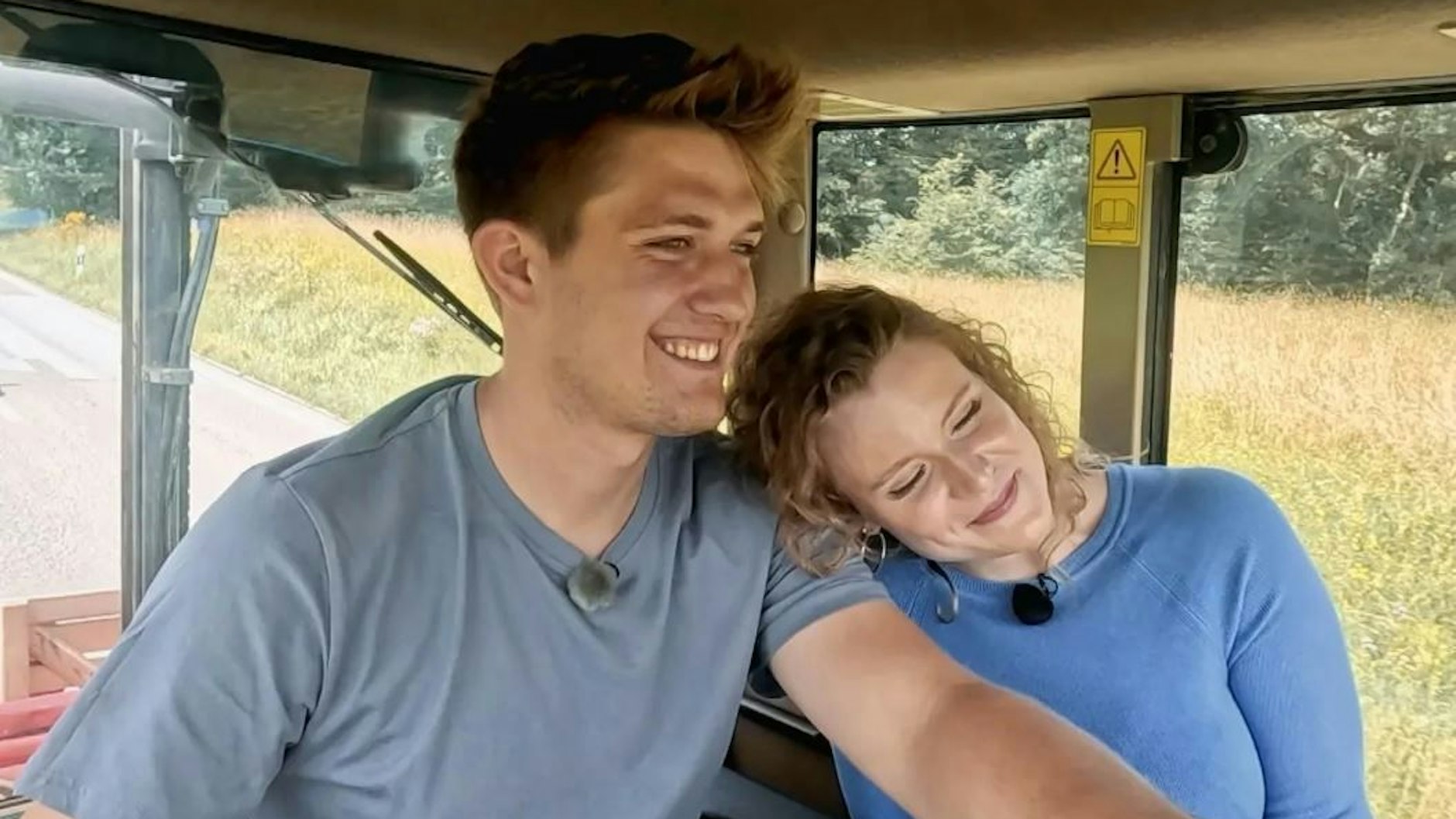 Michelle und Yannik: Schon auf der Fahrt wird gekuschelt. 