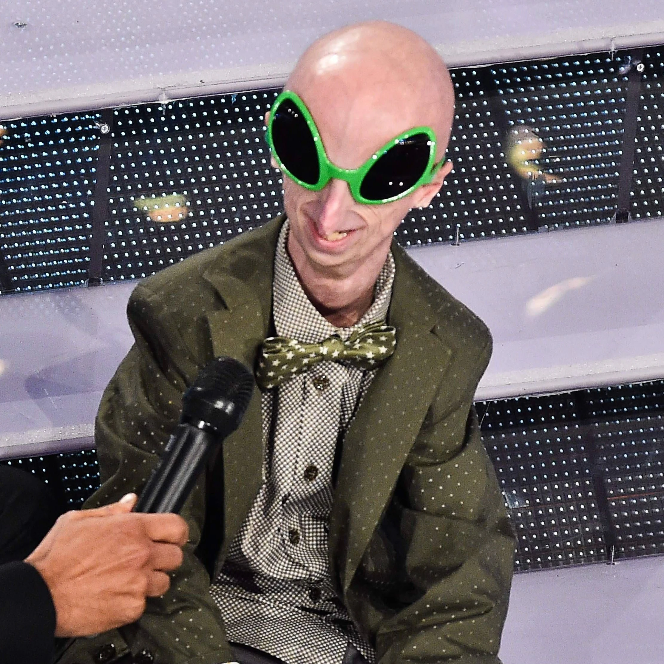 Sammy Basso mit seiner Alien-Sonnenbrille.