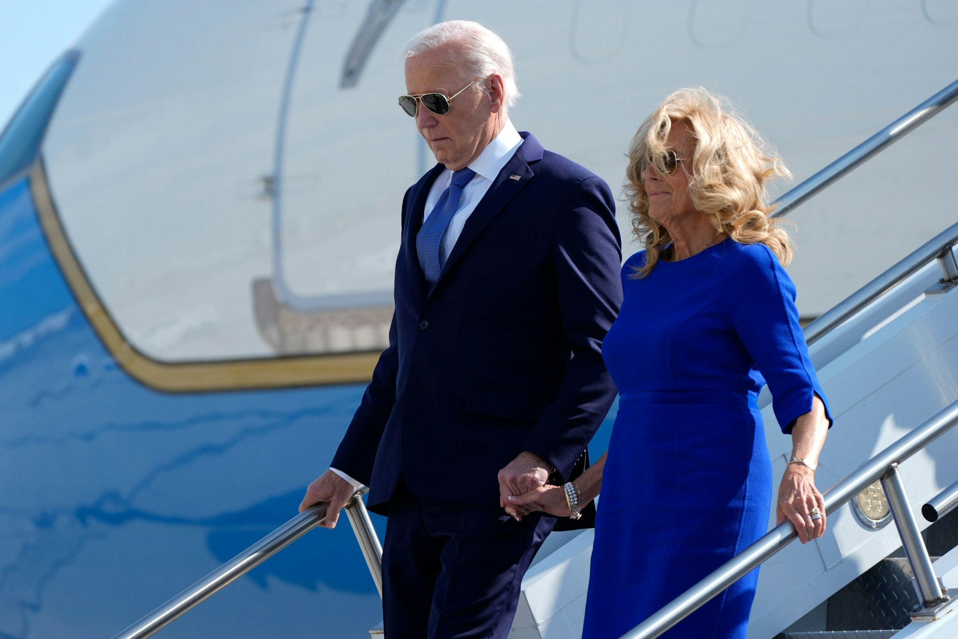 US-Präsident Joe Biden und die First Lady Jill Biden steigen aus der Air Force One .