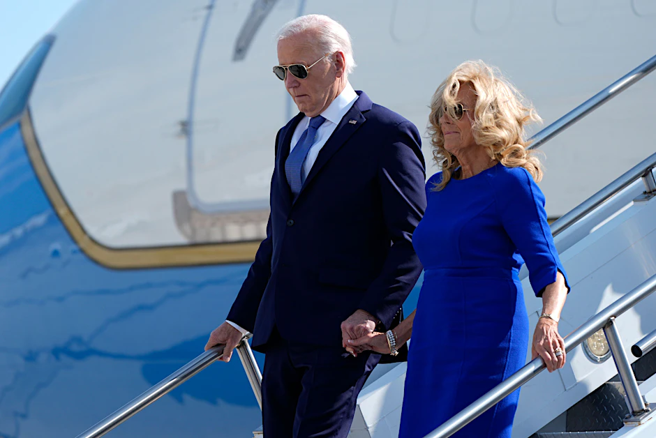 US-Präsident Joe Biden und die First Lady Jill Biden steigen aus der Air Force One .