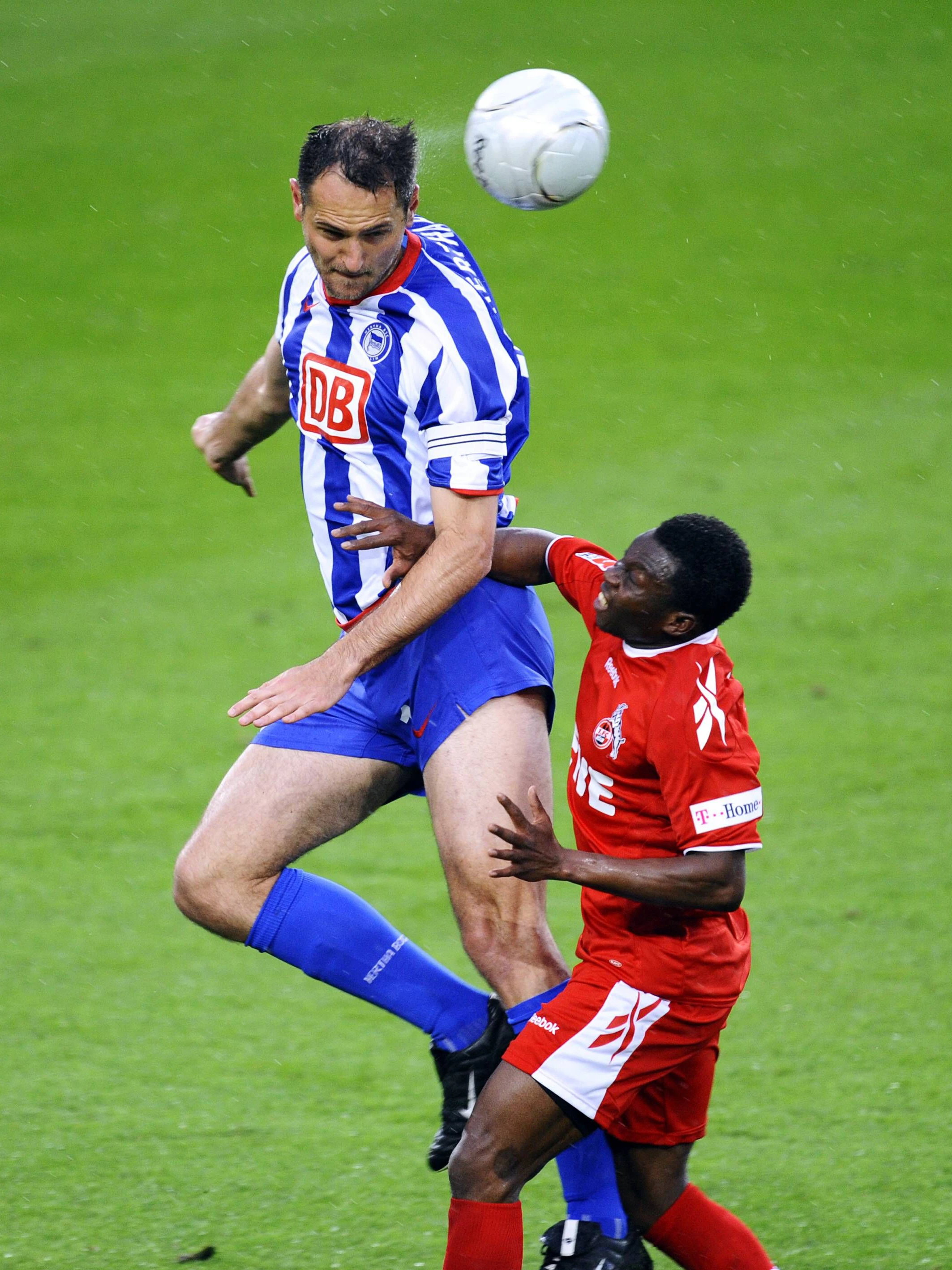 Mit Joe Simunic (l. gegen Kölns Wilfried Sanou) hatte Hertha zwischen 2000 und 2009 in der Abwehr meist die Lufthoheit.