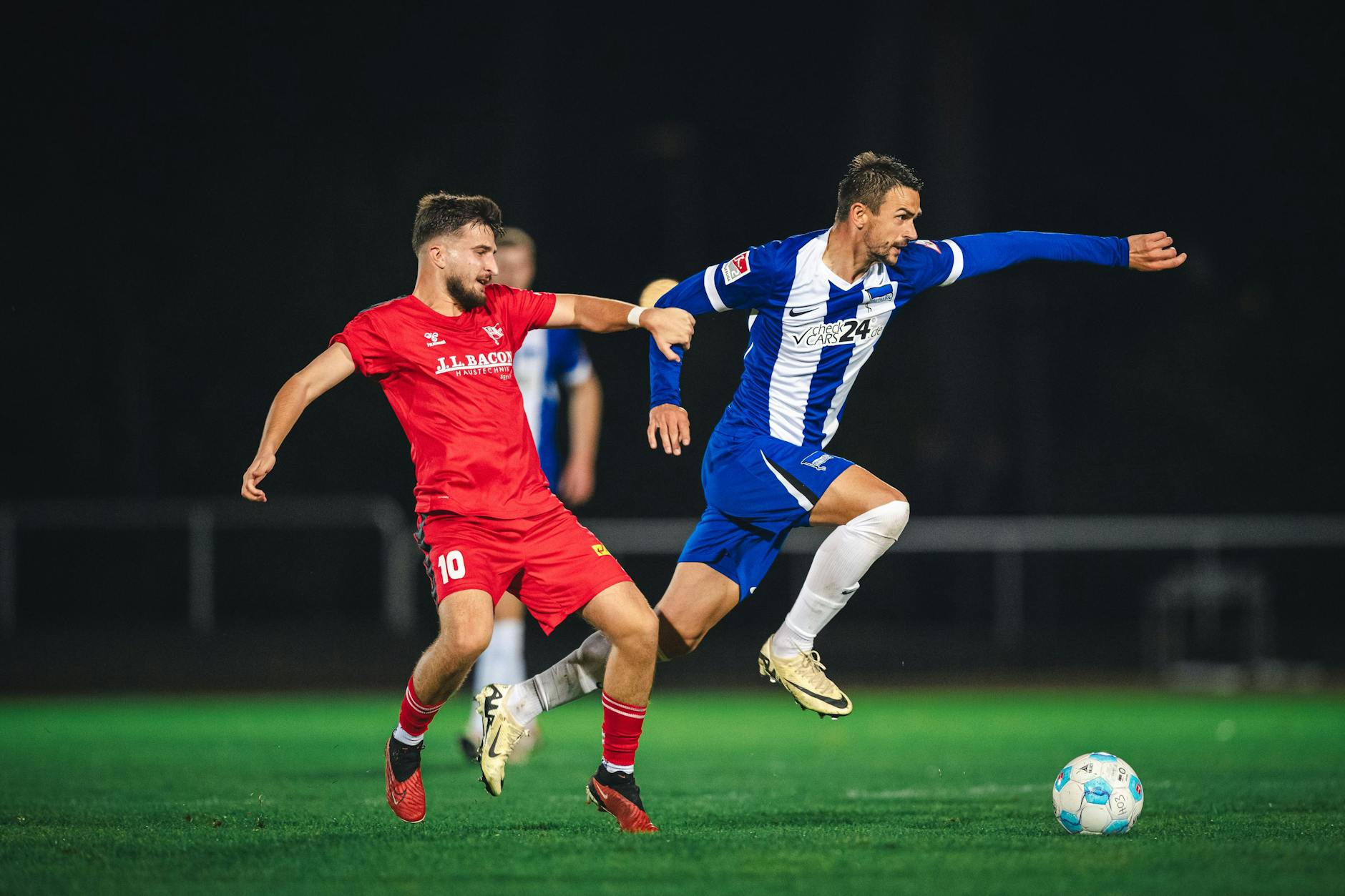 Hertha-Stürmer Smail Prevljak (r.) traf beim 4:0-Test gegen Hertha 03 Zehlendorf.
