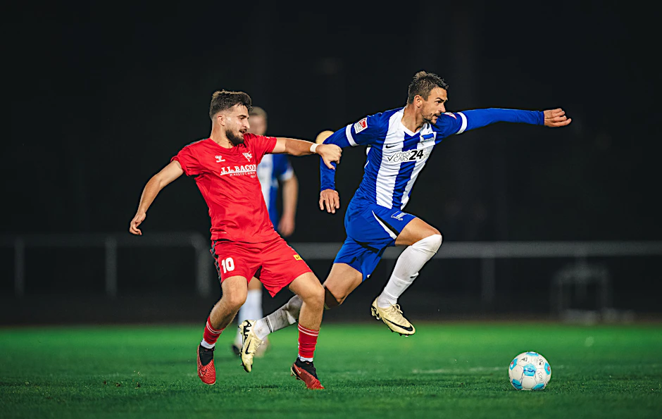 Hertha-Stürmer Smail Prevljak (r.) traf beim 4:0-Test gegen Hertha 03 Zehlendorf.