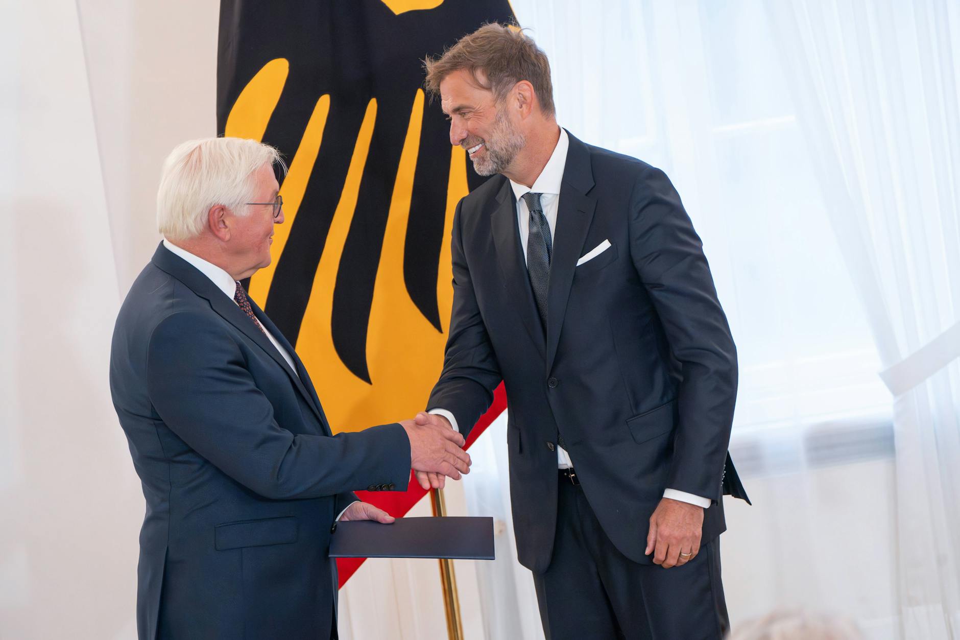 Jürgen Klopp (57) erhielt am 1. Oktober von Bundespräsident Frank-Walter Steinmeier (68) den Verdienstorden der Bundesrepublik Deutschland.