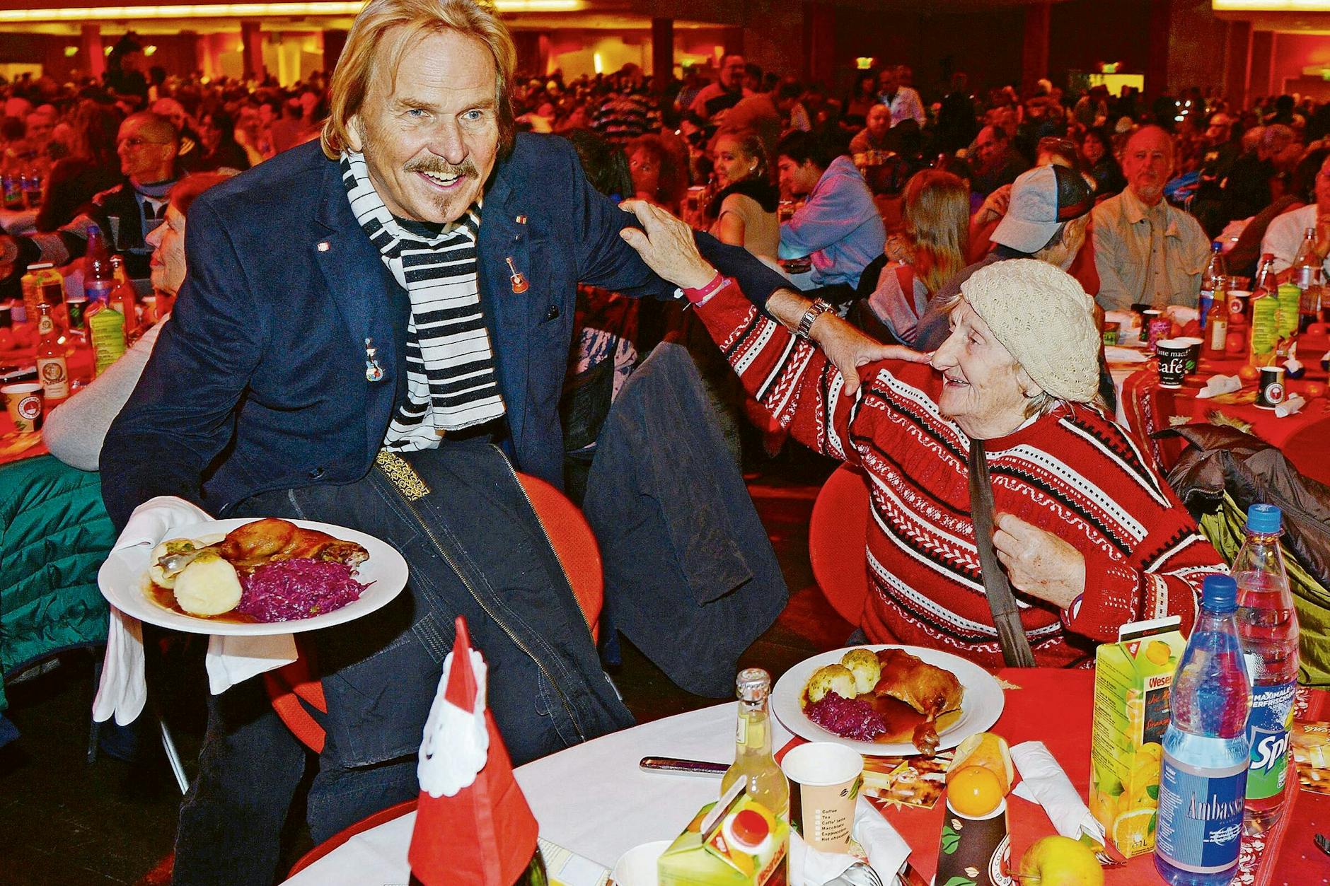 Frank Zander ist wieder zurück: Für seine diesjährige Weihnachtsfeier für Obdachlose braucht er beim Gänsekeulen-Verteilen tatkräftige Unterstützung. 