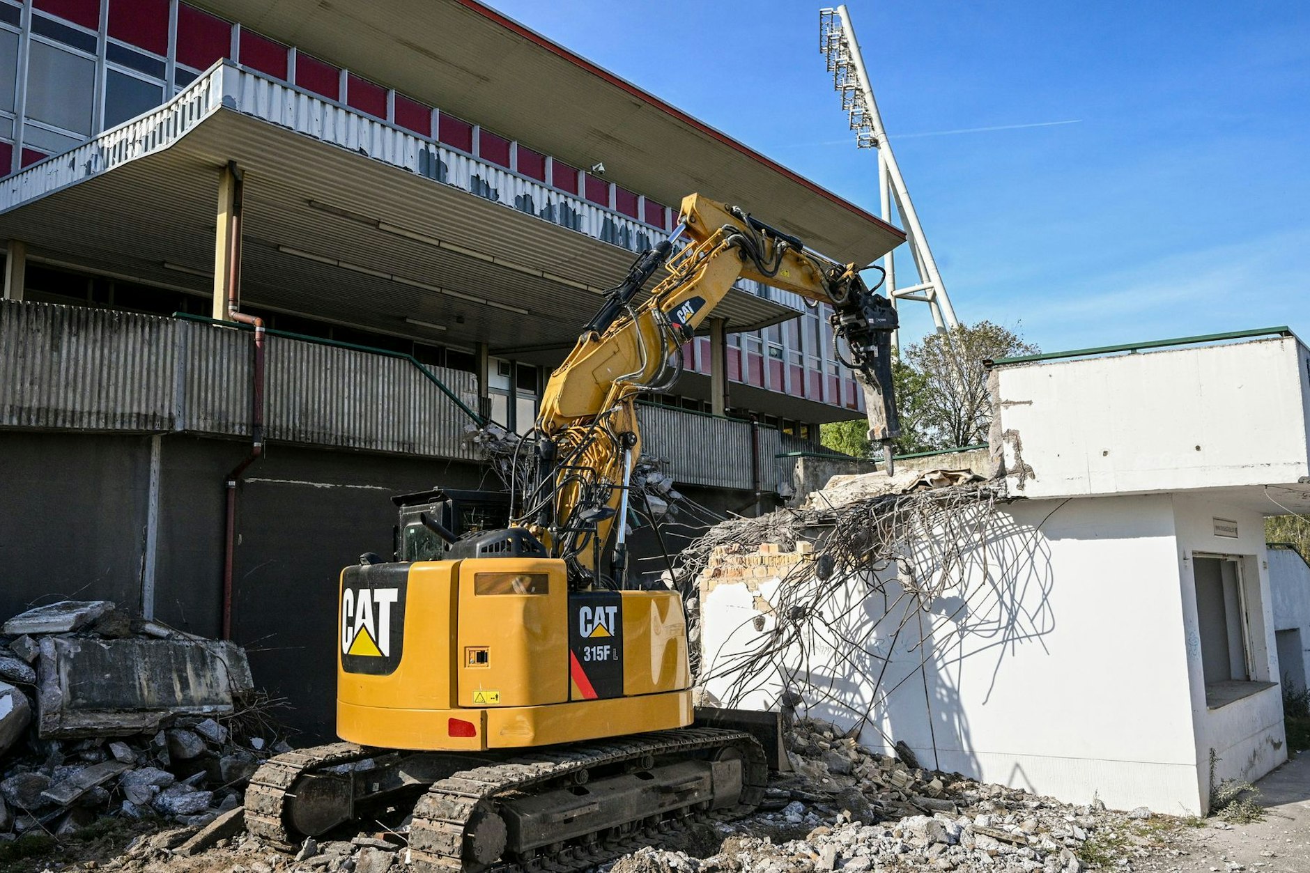 Ein Bagger begann am Dienstagmorgen mit dem Abriss des Stadions am Friedrich-Ludwig-Jahn-Sportpark.