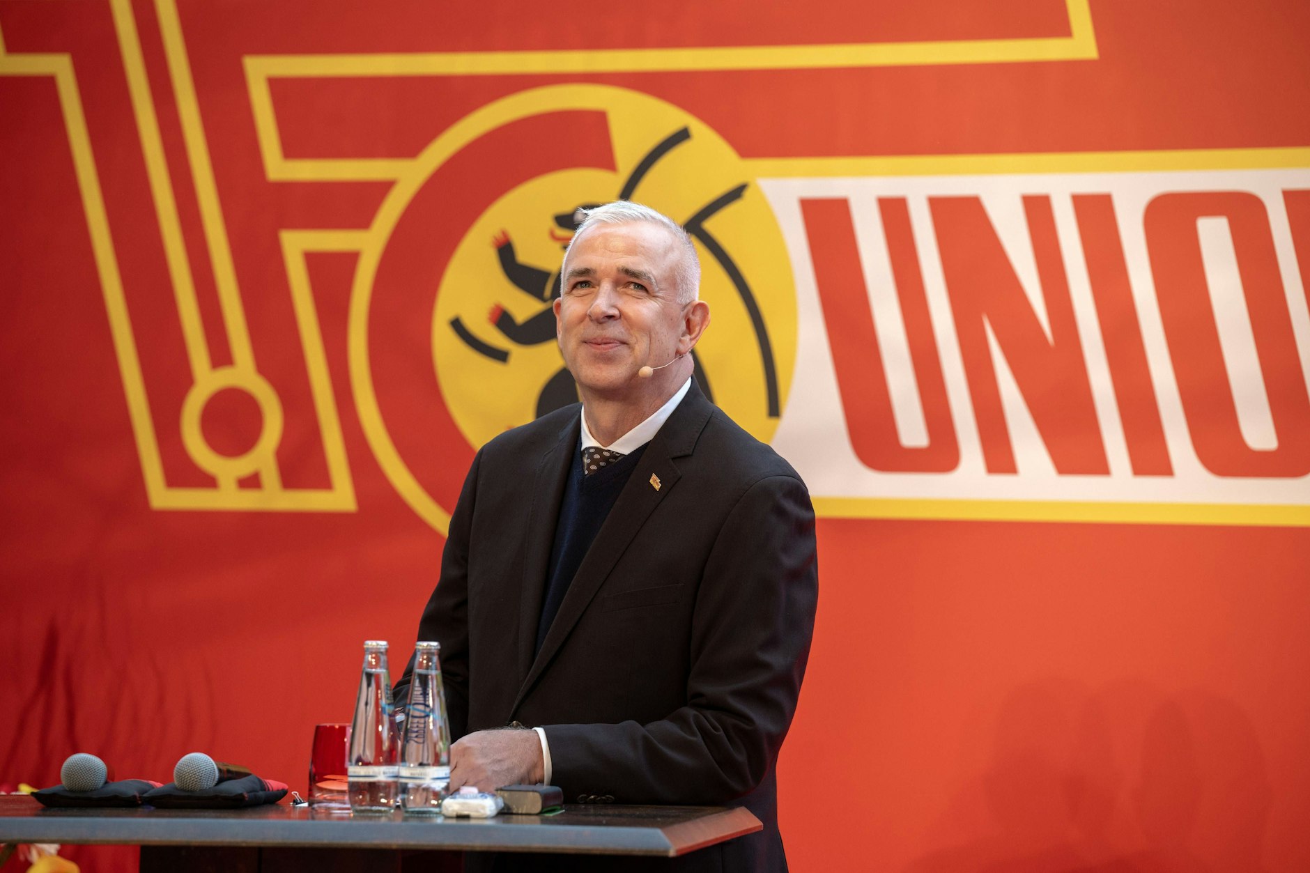 Guter Dinge: Dirk Zingler (60), Präsident des 1. FC Union, will während des Stadionumbaus maximal für ein Jahr in die Heimspielstätte von Hertha BSC ausweichen.