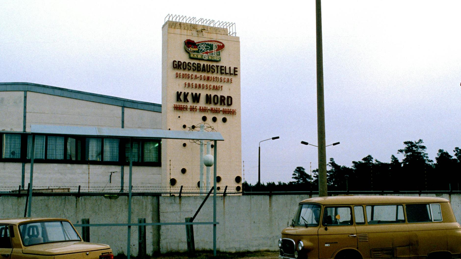 Eine Stele warb für das Kernkraftwerk Nord als Großbaustelle der Deutsch-Sowjetischen Freundschaft. 1991 stand der Bau allerdings schon Monate still. Es folgte der Rückbau.