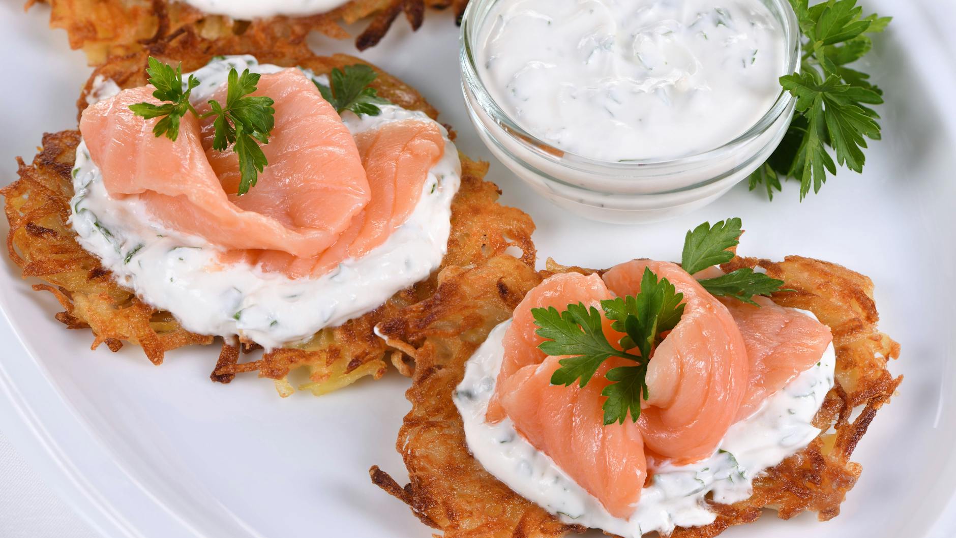 Köstlich ist die Kombination von Kartoffelpuffer, Räucherlachs und Kräuterquark. 