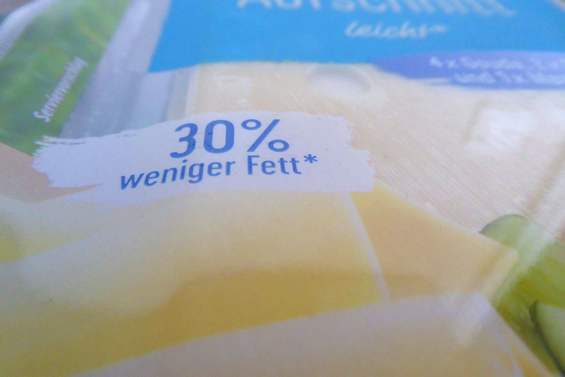 Ein Käse mit 30 Prozent weniger Fett, sagt die Verpackung. Doch ist das gesünder und wirklich kalorienärmer?