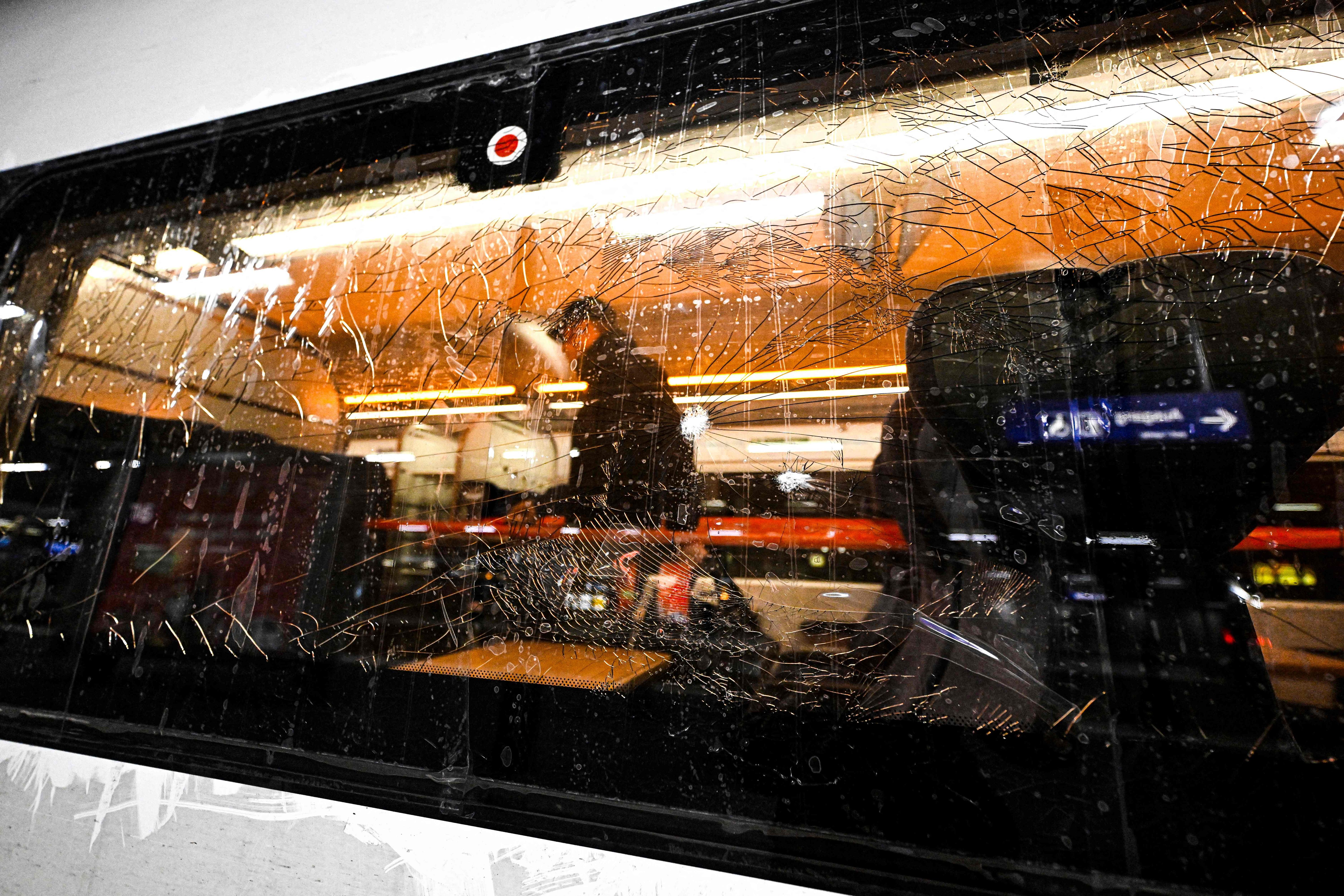 ICE mit Steinen beworfen – Fenster getroffen! Sicherheitsglas hielt!