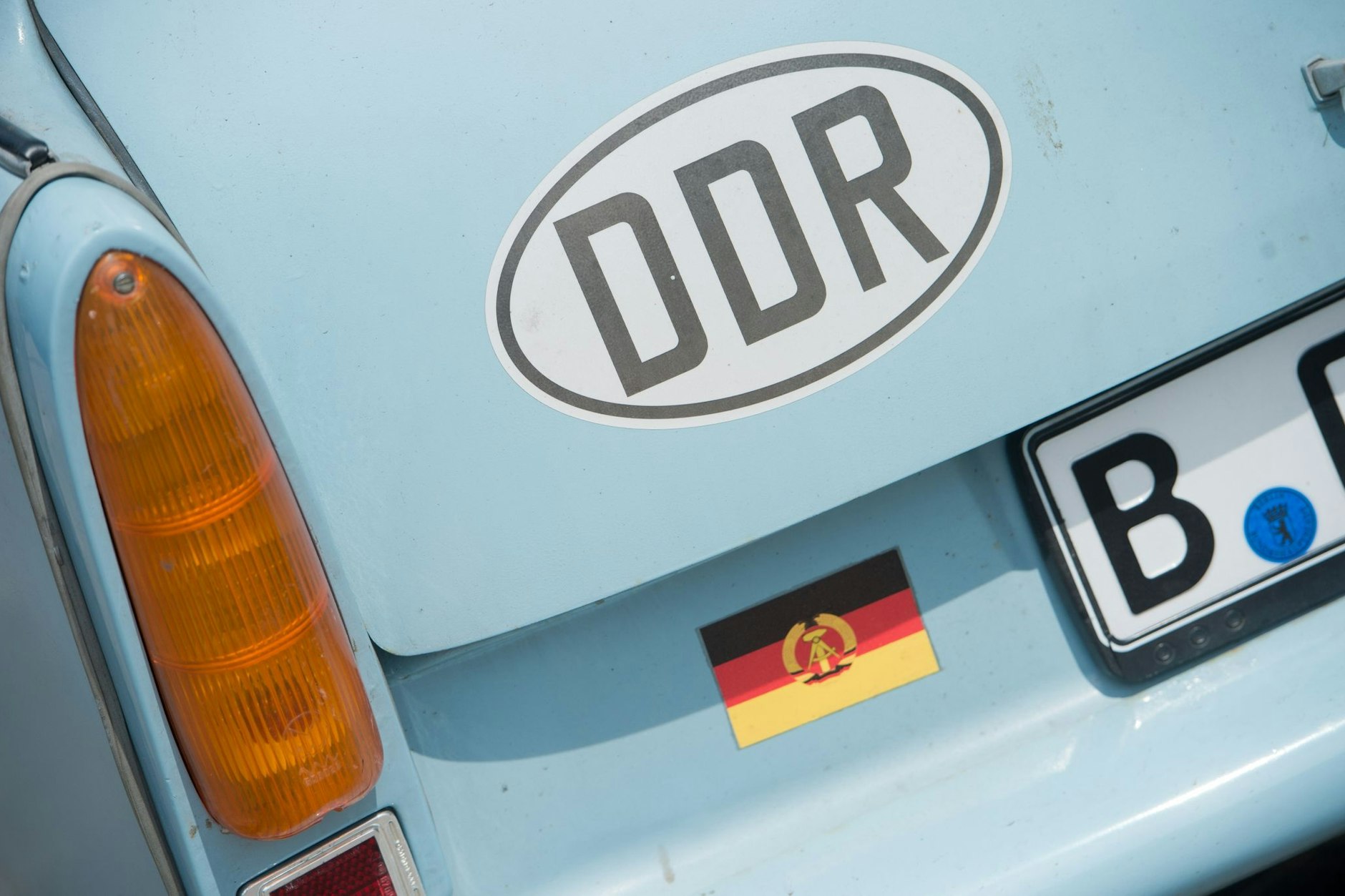Ein guter Freund und Helfer aus DDR-Tagen: der himmelblaue Trabant.