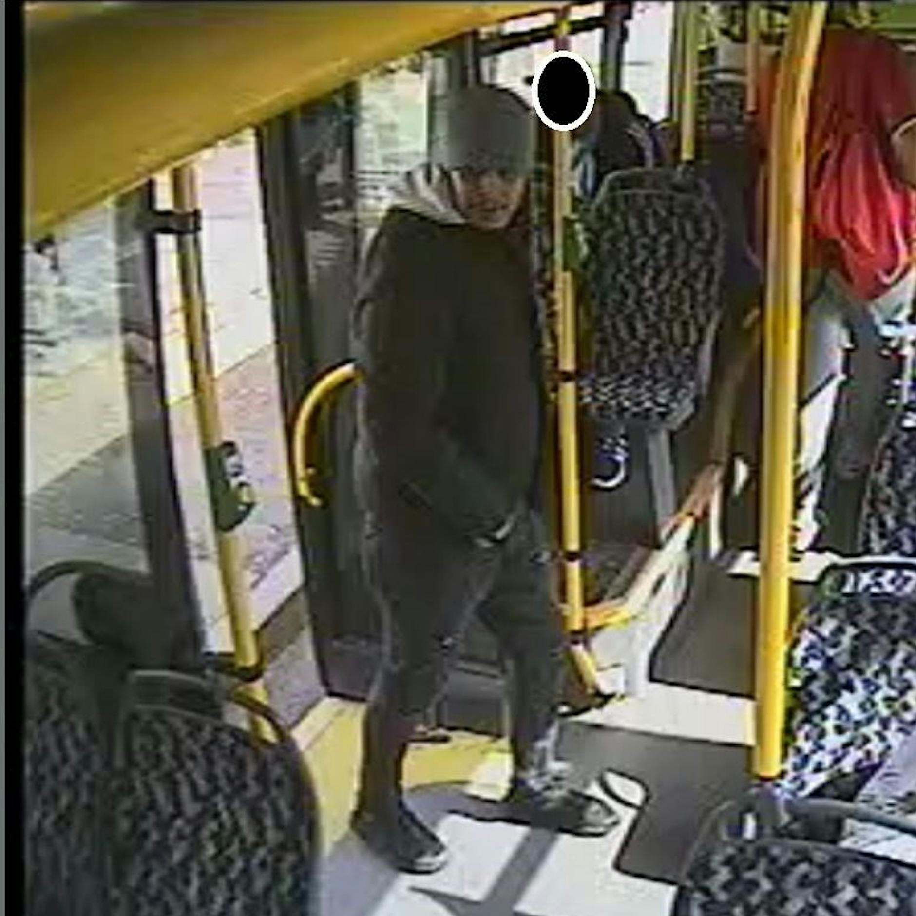 Kind in Bus sexuell belästigt: Polizei Berlin fahndet nach diesem Mann