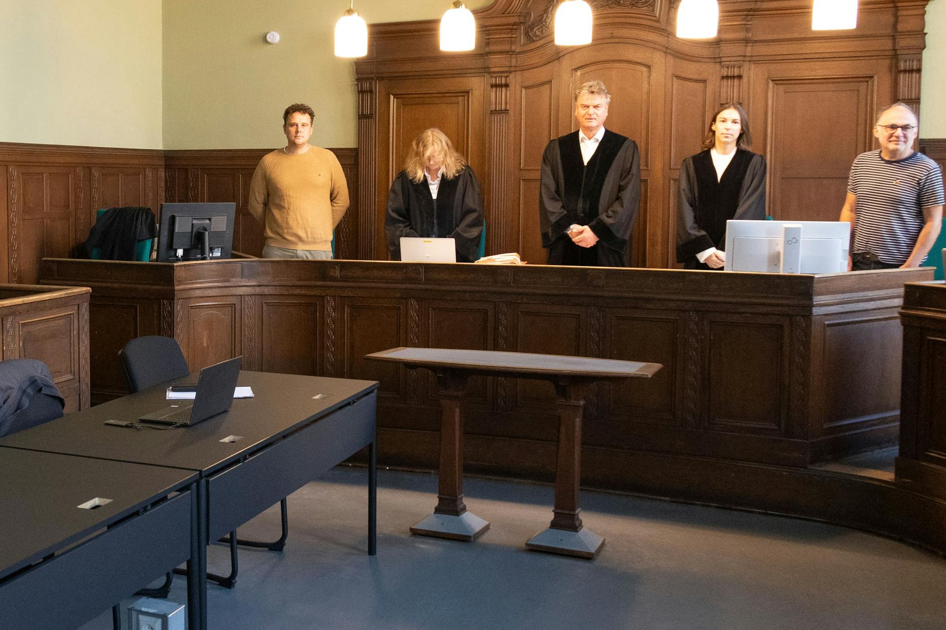 Kurz vor Prozessbeginn: Der Angeklagte Richard O. (36) will nicht fotografiert werden.