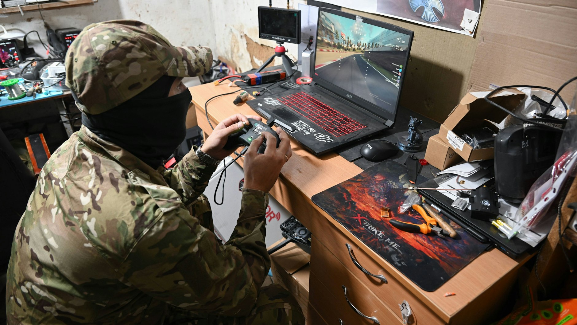 Ein russischer Drohnenpilot steuert eine FPV-Drohne. Mittlerweile werden diese Drohnen immer häufiger auch gegen Zivilisten eingesetzt.