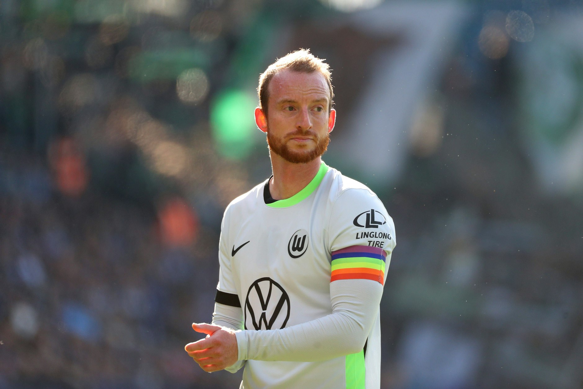 Alle Kapitäne beim VfL Wolfsburg tragen wie Maximilian Arnold die Spielführerbinde in Regenbogenfarben.