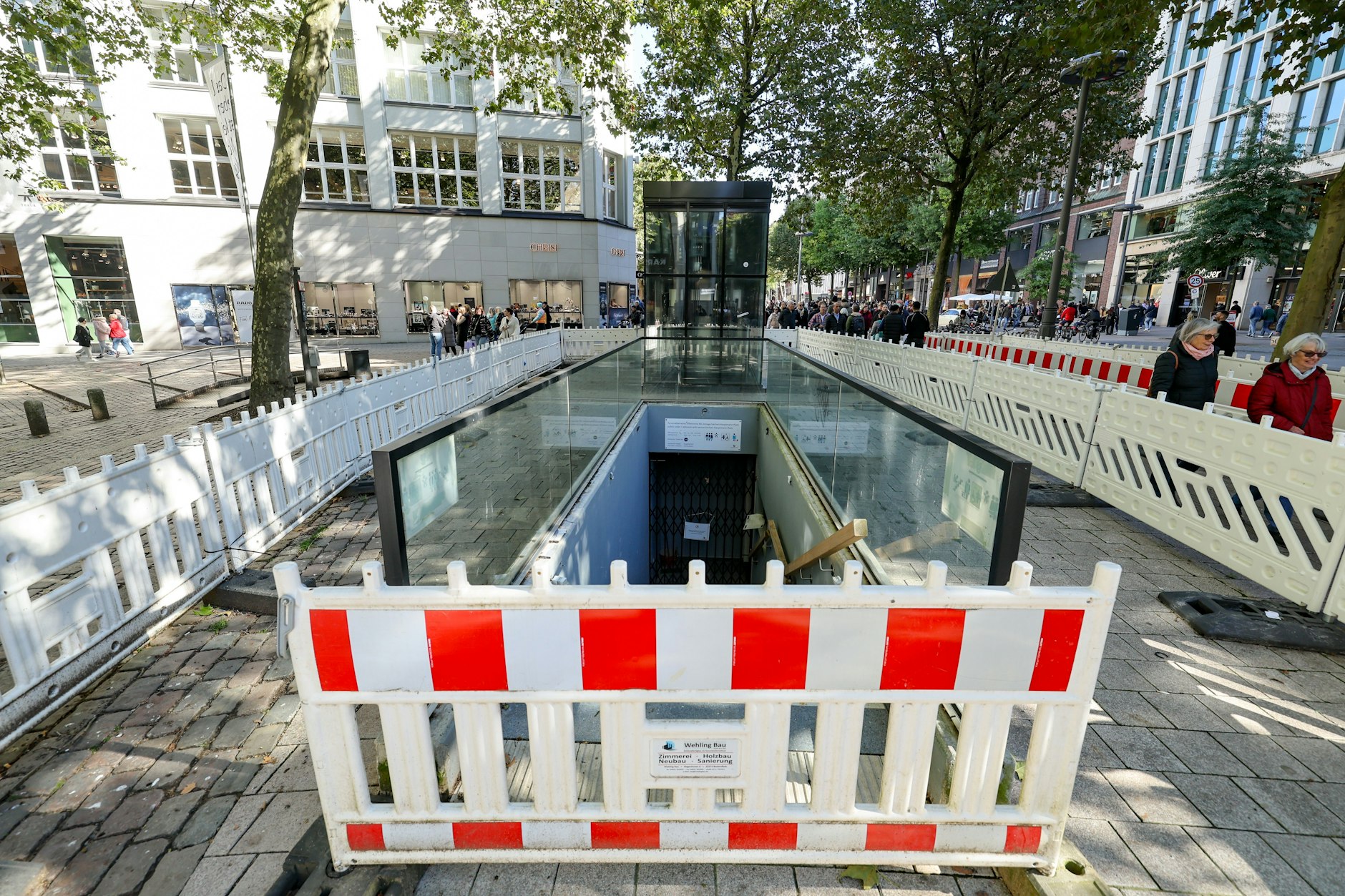 Die öffentliche Toilette an der Mönckebergstraße in Hamburg wurde für rund zwei Millionen Euro saniert, musste wegen eines Wasserschadens drei Monate später schon wieder geschlossen werden.