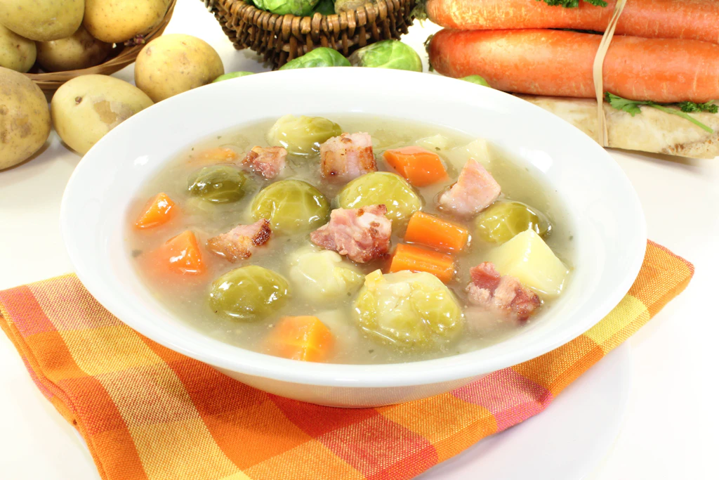 Rezept für Rosenkohleintopf mit Kassler – so hat ihn Oma immer gekocht!