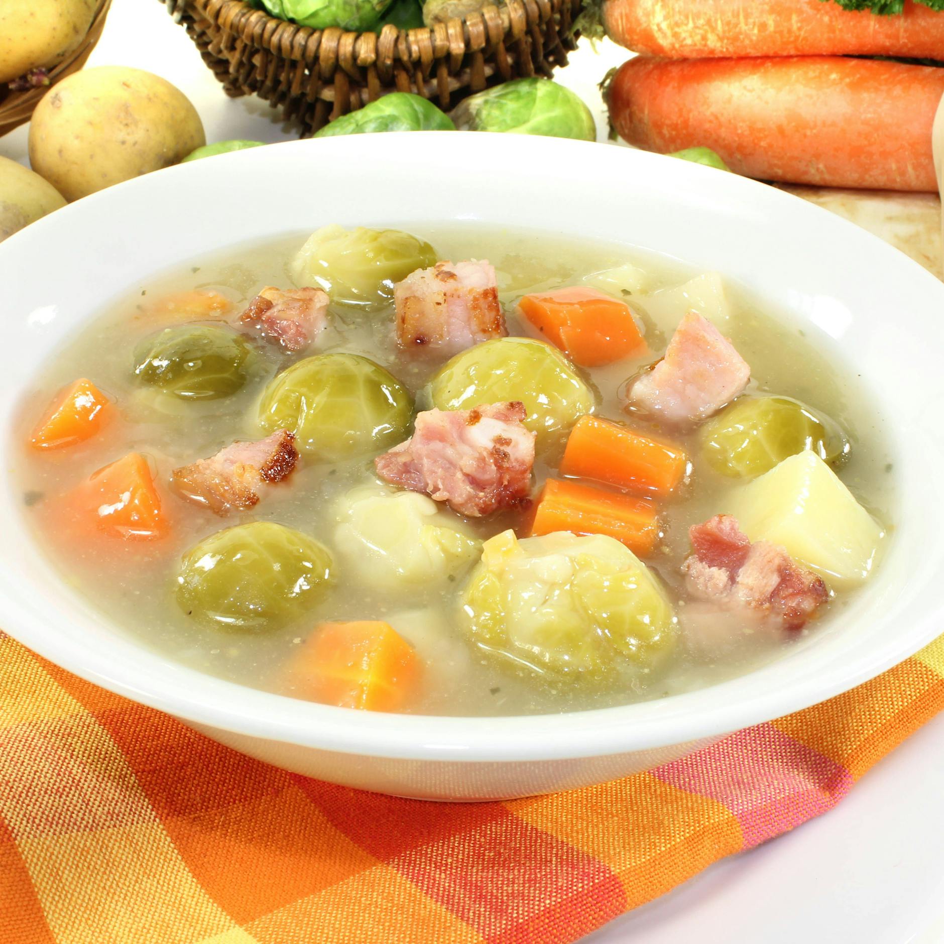 Rezept für Rosenkohleintopf mit Kassler – so hat ihn Oma immer gekocht!