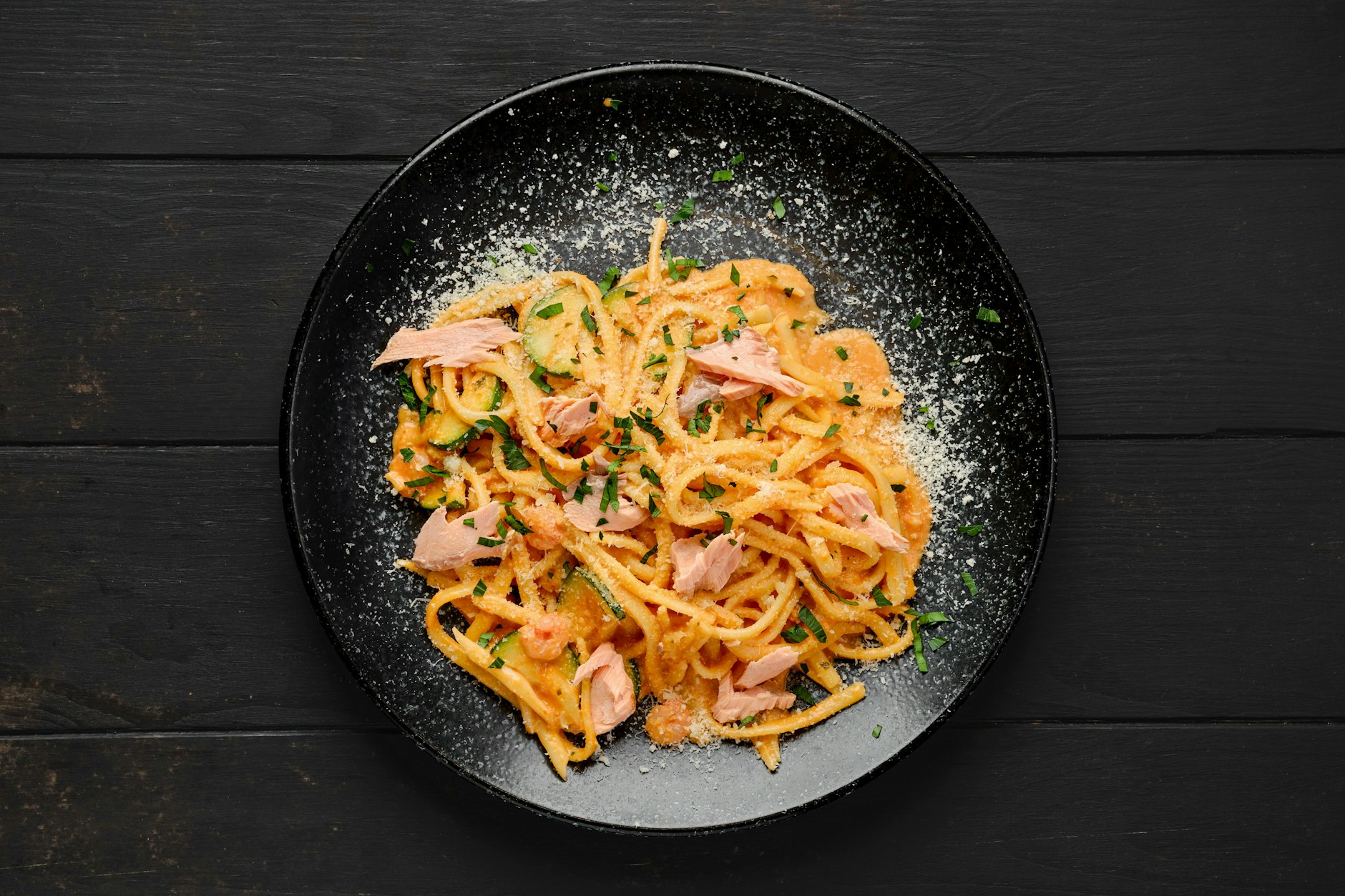 Leckere Lachsnudeln mit Pesto sind für die ganze Familie ein Hochgenuss.