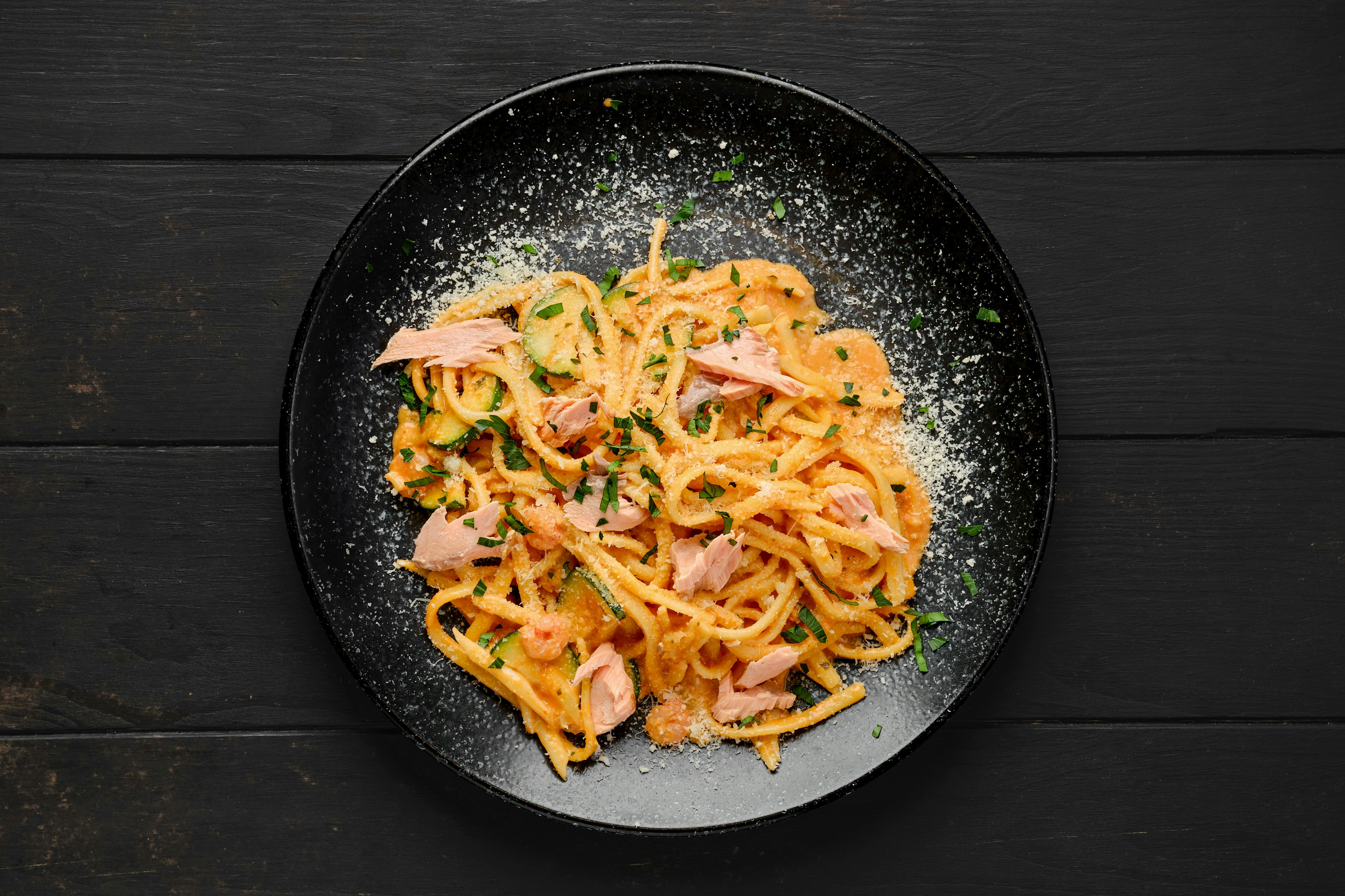 Schmeckt wie beim Italiener: Leckere Lachs-Spaghetti aus der Pfanne