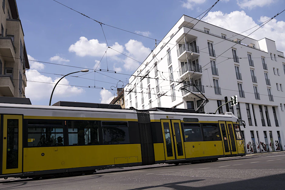 Eine Straßenbahn fährt auf der Boxhagener Straße.