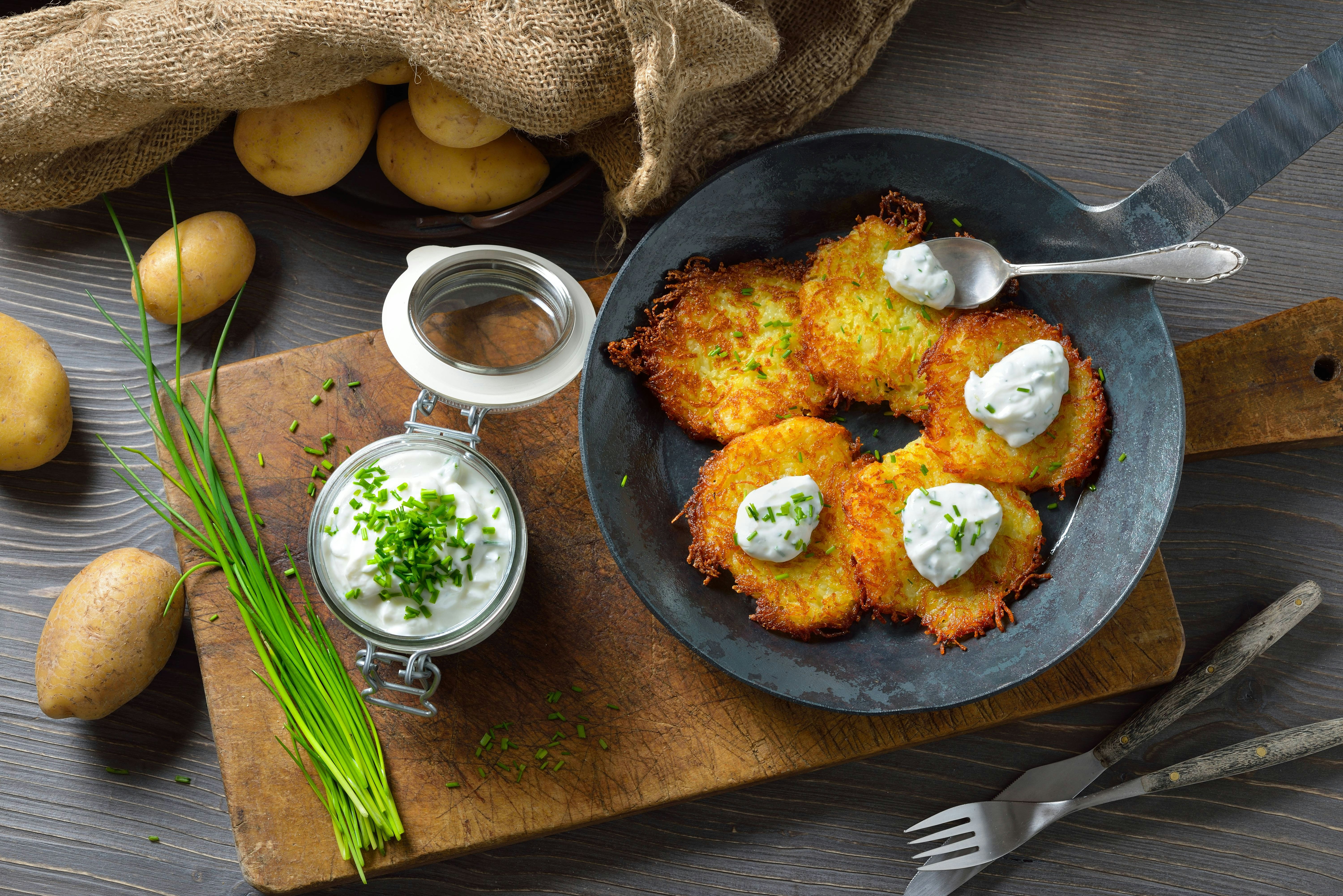 Rezept für perfekt knusprige Kartoffelpuffer – mit Haferflocken-Trick