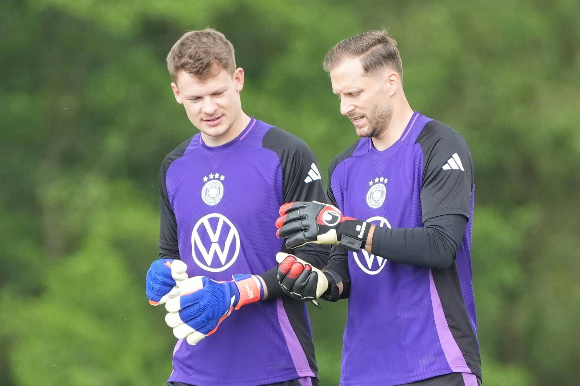 Fachgespräch über Torwarthandschuhe: Alexander Nübel (l.) und Oliver Baumann.