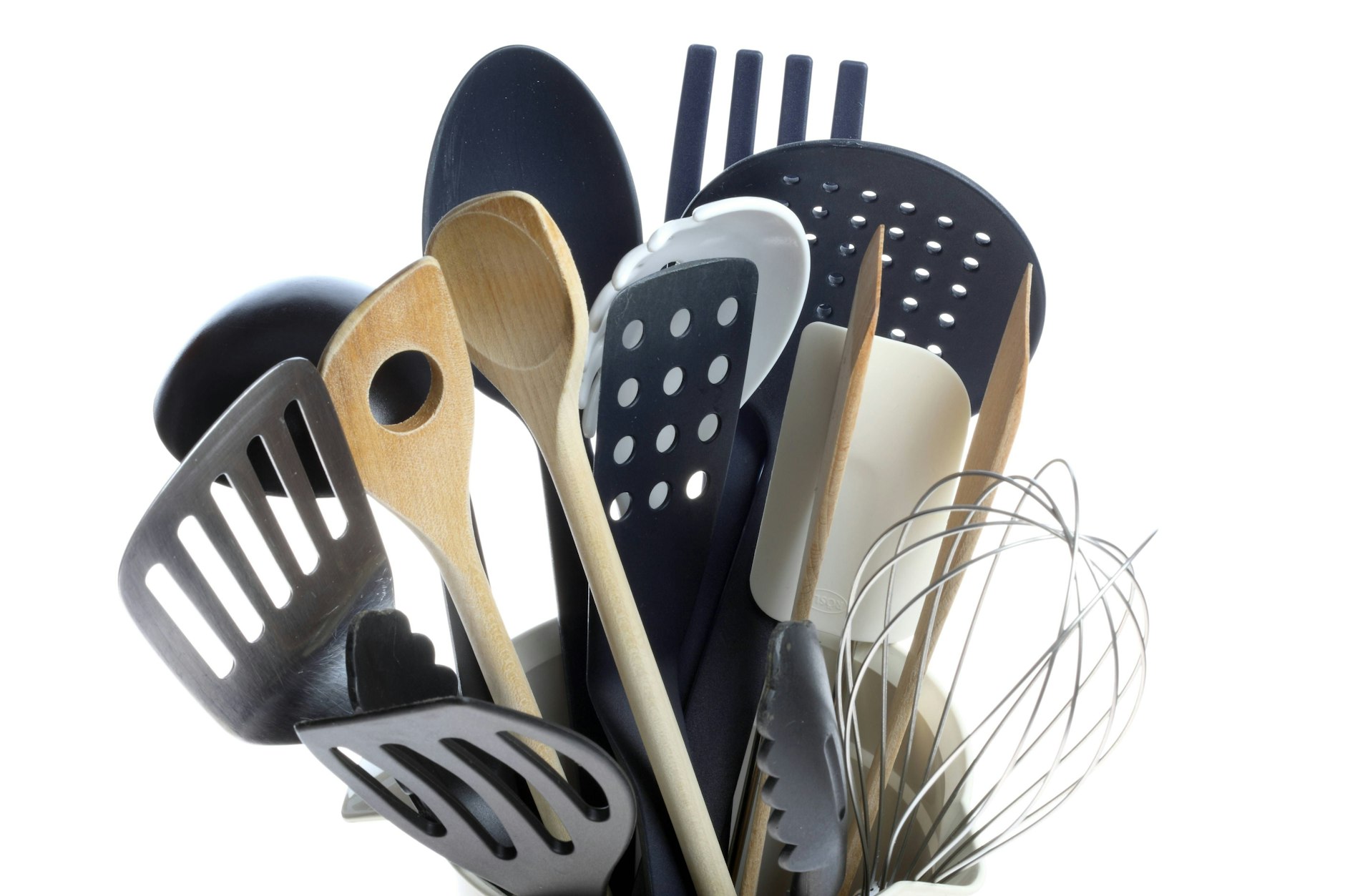 Kochlöffel, Pfannenwender oder Schneebesen aus Plastik schonen Pfannen und Töpfe und lassen sich außerdem leicht reinigen. 