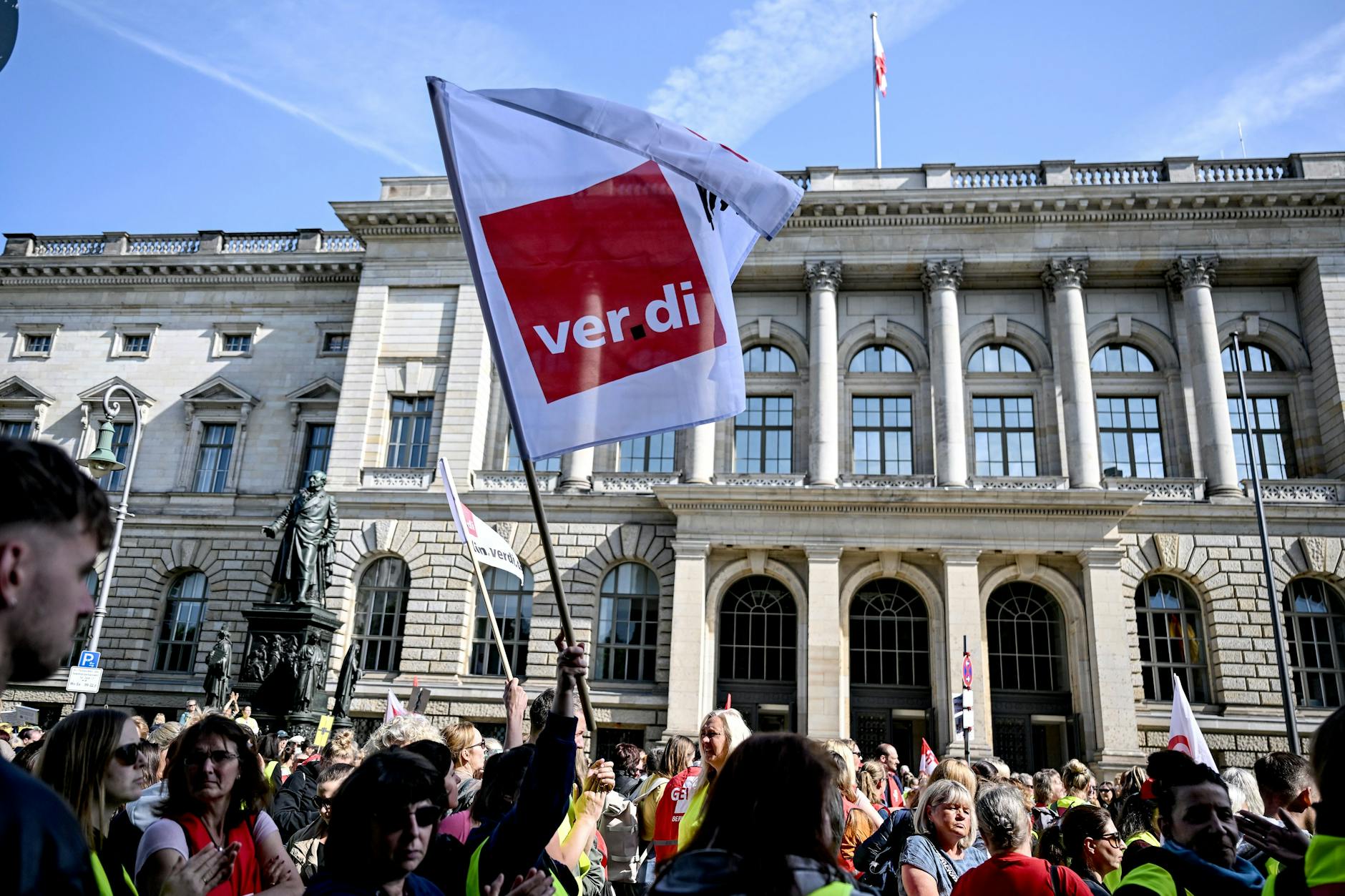 Demonstranten stehen vor dem Berliner Abgeordnetenhaus bei der Kundgebung streikender Kita-Erzieherinnen.